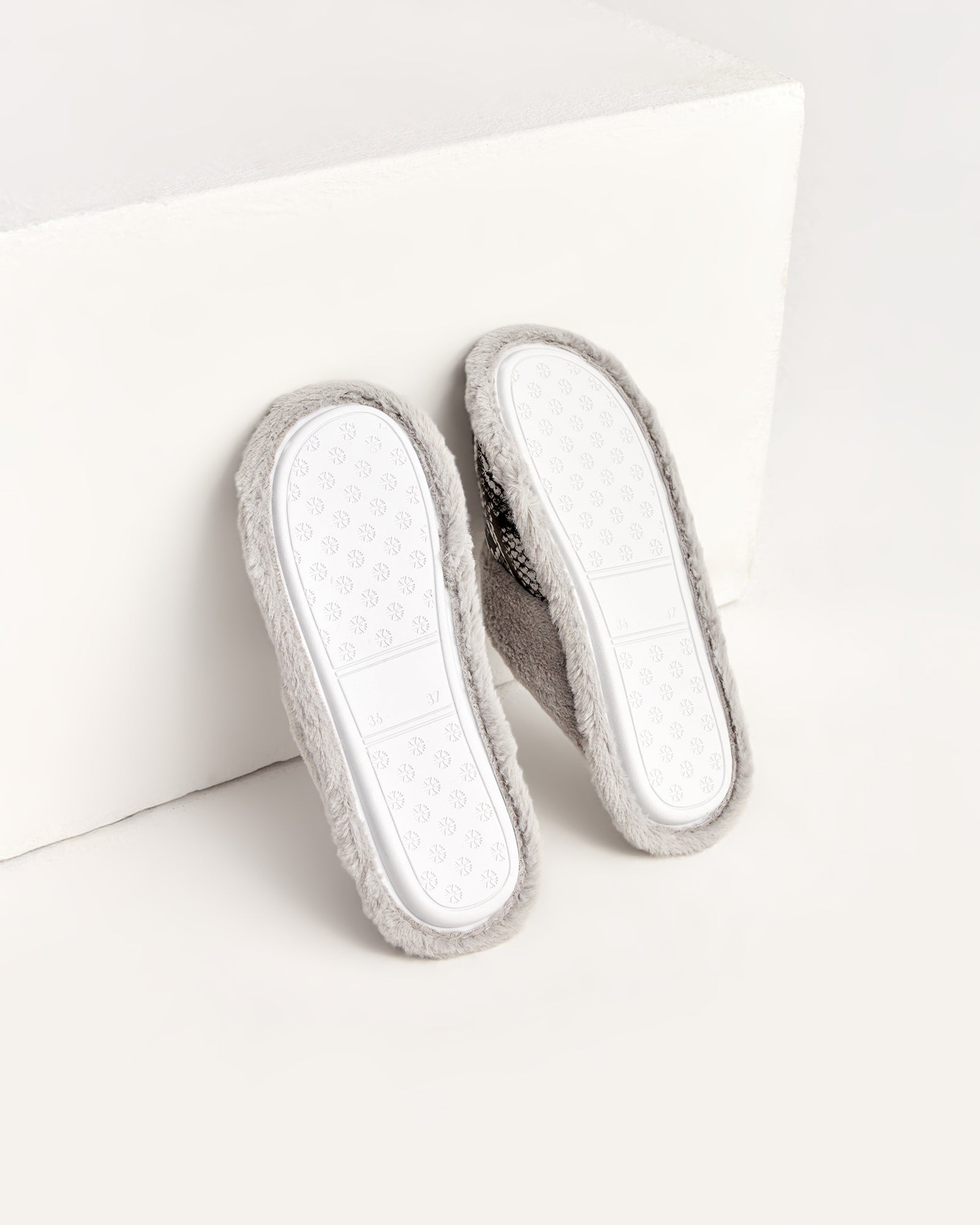 kadın ev terliği,kadın ev içi terlik,bayan ev terliği,kadın kışlık terlik,kadın yazlık terlik,evde giyilen kadın terlikleri,kadın konforlu terlik,rahat kadın ev terliği,kaymaz taban kadın terlik,kapalı kadın ev terliği