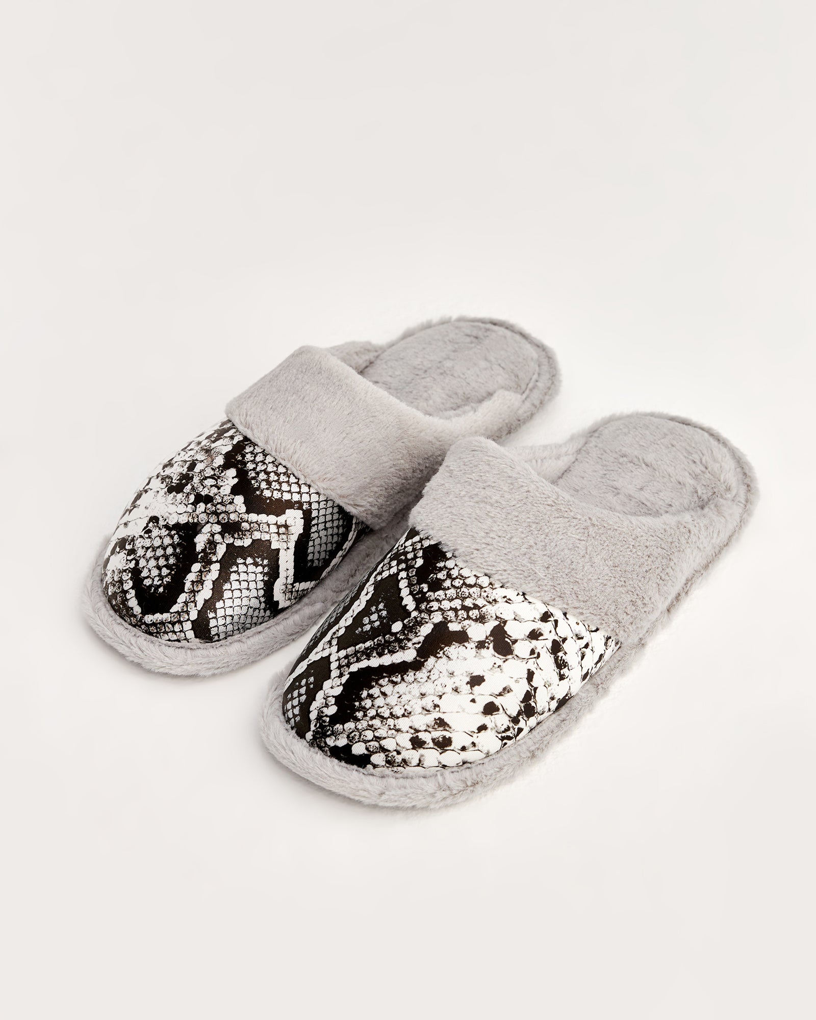 kadın ev terliği,kadın ev içi terlik,bayan ev terliği,kadın kışlık terlik,kadın yazlık terlik,evde giyilen kadın terlikleri,kadın konforlu terlik,rahat kadın ev terliği,kaymaz taban kadın terlik,kapalı kadın ev terliği