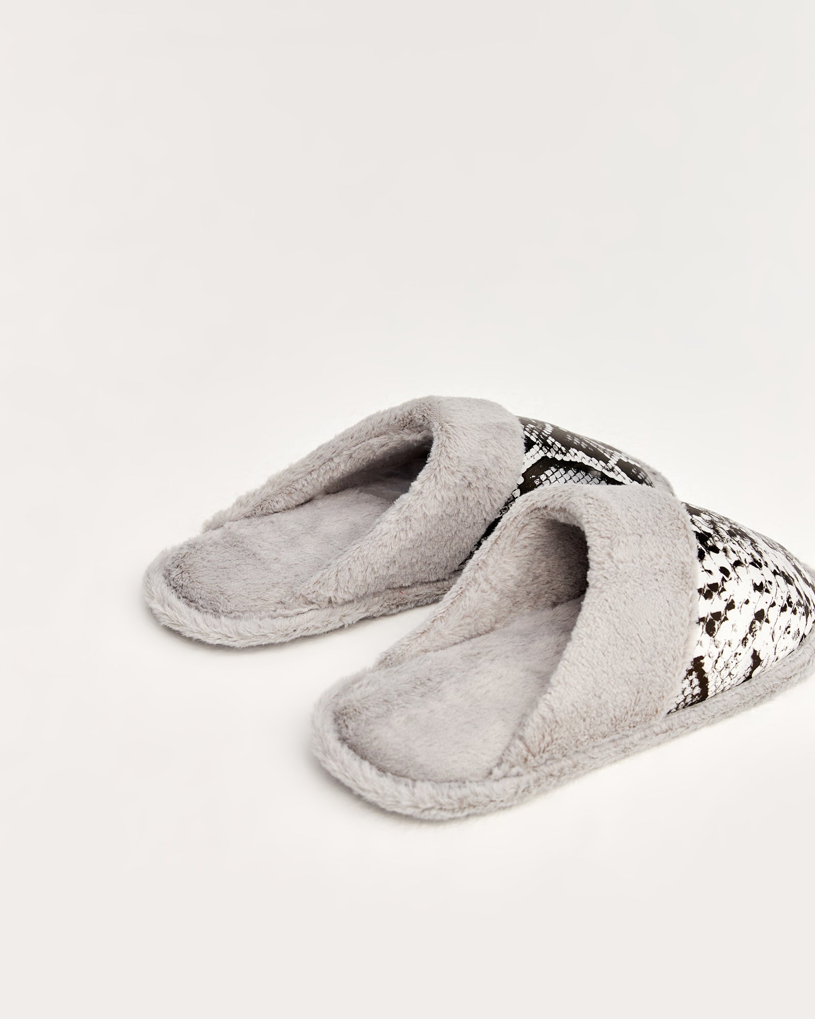 kadın ev terliği,kadın ev içi terlik,bayan ev terliği,kadın kışlık terlik,kadın yazlık terlik,evde giyilen kadın terlikleri,kadın konforlu terlik,rahat kadın ev terliği,kaymaz taban kadın terlik,kapalı kadın ev terliği