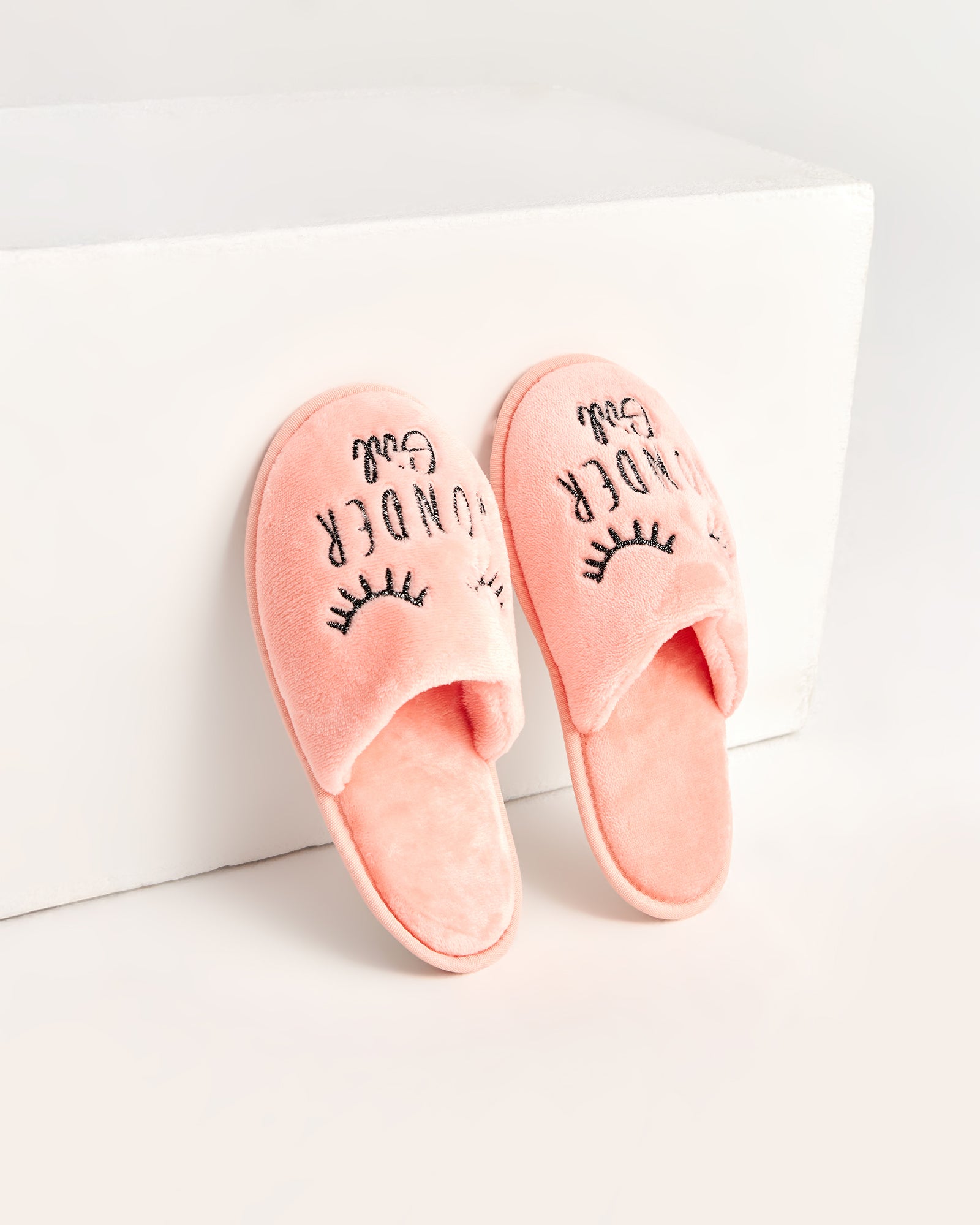 kadın ev terliği,kadın ev içi terlik,bayan ev terliği,kadın kışlık terlik,kadın yazlık terlik,evde giyilen kadın terlikleri,kadın konforlu terlik,rahat kadın ev terliği,kaymaz taban kadın terlik,kapalı kadın ev terliği