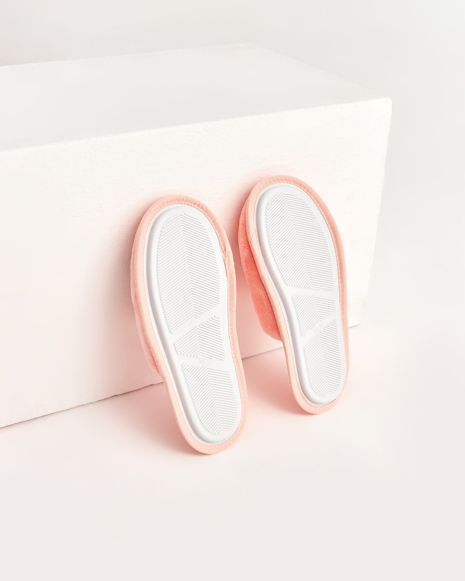 kadın ev terliği,kadın ev içi terlik,bayan ev terliği,kadın kışlık terlik,kadın yazlık terlik,evde giyilen kadın terlikleri,kadın konforlu terlik,rahat kadın ev terliği,kaymaz taban kadın terlik,kapalı kadın ev terliği