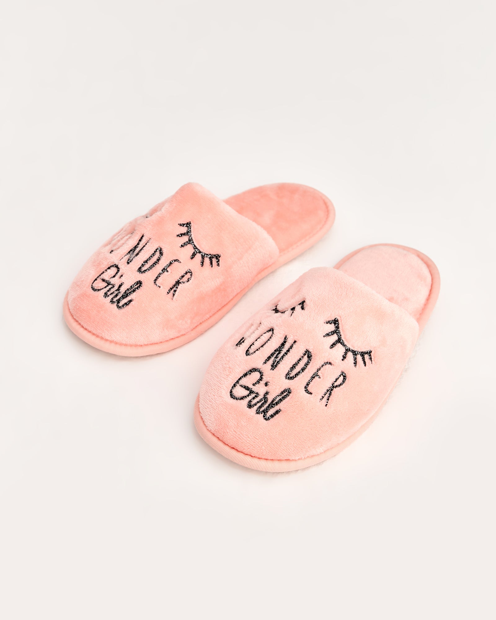 kadın ev terliği,kadın ev içi terlik,bayan ev terliği,kadın kışlık terlik,kadın yazlık terlik,evde giyilen kadın terlikleri,kadın konforlu terlik,rahat kadın ev terliği,kaymaz taban kadın terlik,kapalı kadın ev terliği