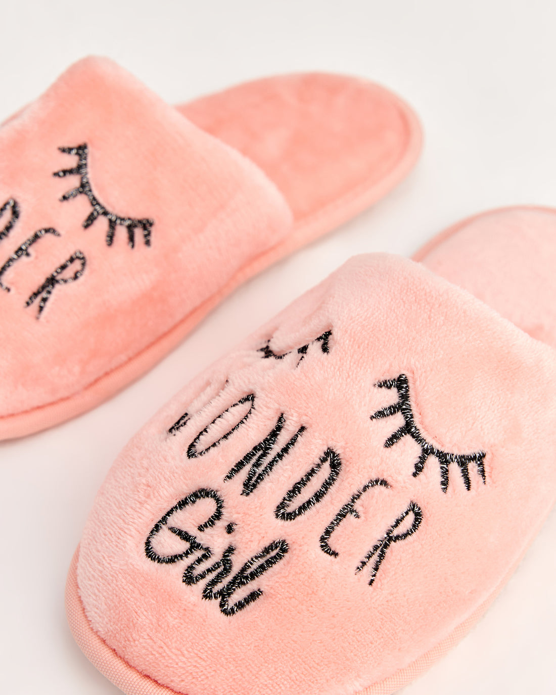 kadın ev terliği,kadın ev içi terlik,bayan ev terliği,kadın kışlık terlik,kadın yazlık terlik,evde giyilen kadın terlikleri,kadın konforlu terlik,rahat kadın ev terliği,kaymaz taban kadın terlik,kapalı kadın ev terliği