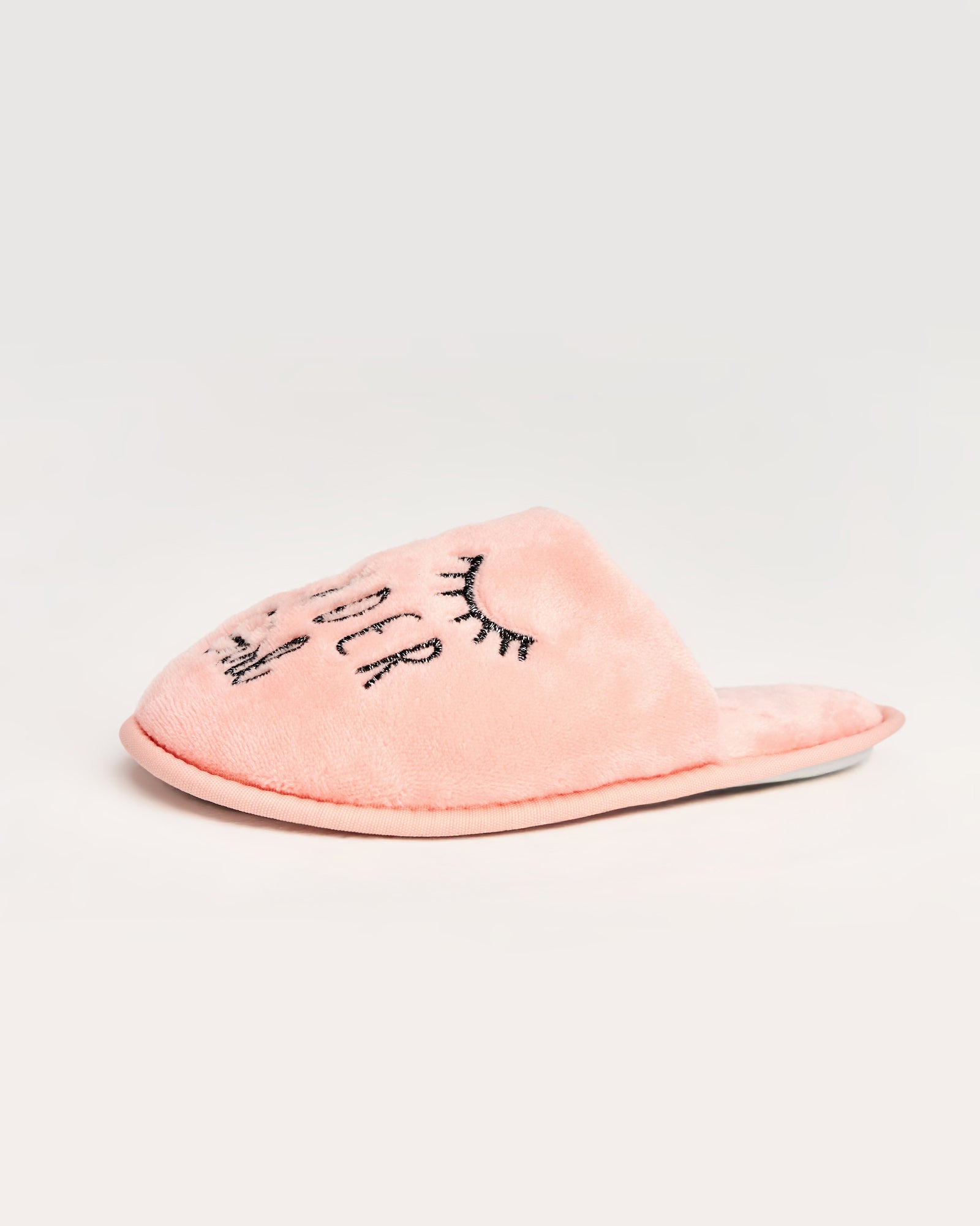 kadın ev terliği,kadın ev içi terlik,bayan ev terliği,kadın kışlık terlik,kadın yazlık terlik,evde giyilen kadın terlikleri,kadın konforlu terlik,rahat kadın ev terliği,kaymaz taban kadın terlik,kapalı kadın ev terliği