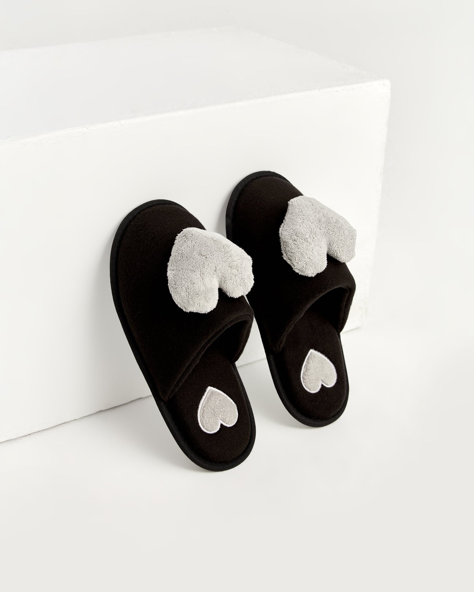 kadın ev terliği,kadın ev içi terlik,bayan ev terliği,kadın kışlık terlik,kadın yazlık terlik,evde giyilen kadın terlikleri,kadın konforlu terlik,rahat kadın ev terliği,kaymaz taban kadın terlik,kapalı kadın ev terliği