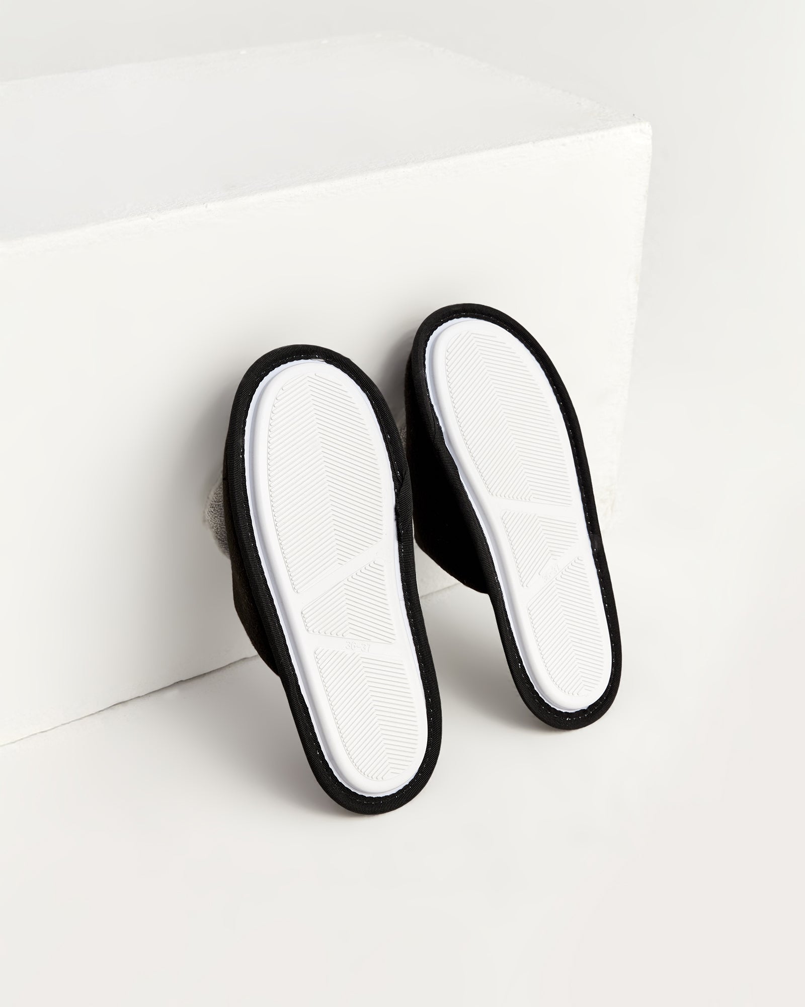 kadın ev terliği,kadın ev içi terlik,bayan ev terliği,kadın kışlık terlik,kadın yazlık terlik,evde giyilen kadın terlikleri,kadın konforlu terlik,rahat kadın ev terliği,kaymaz taban kadın terlik,kapalı kadın ev terliği