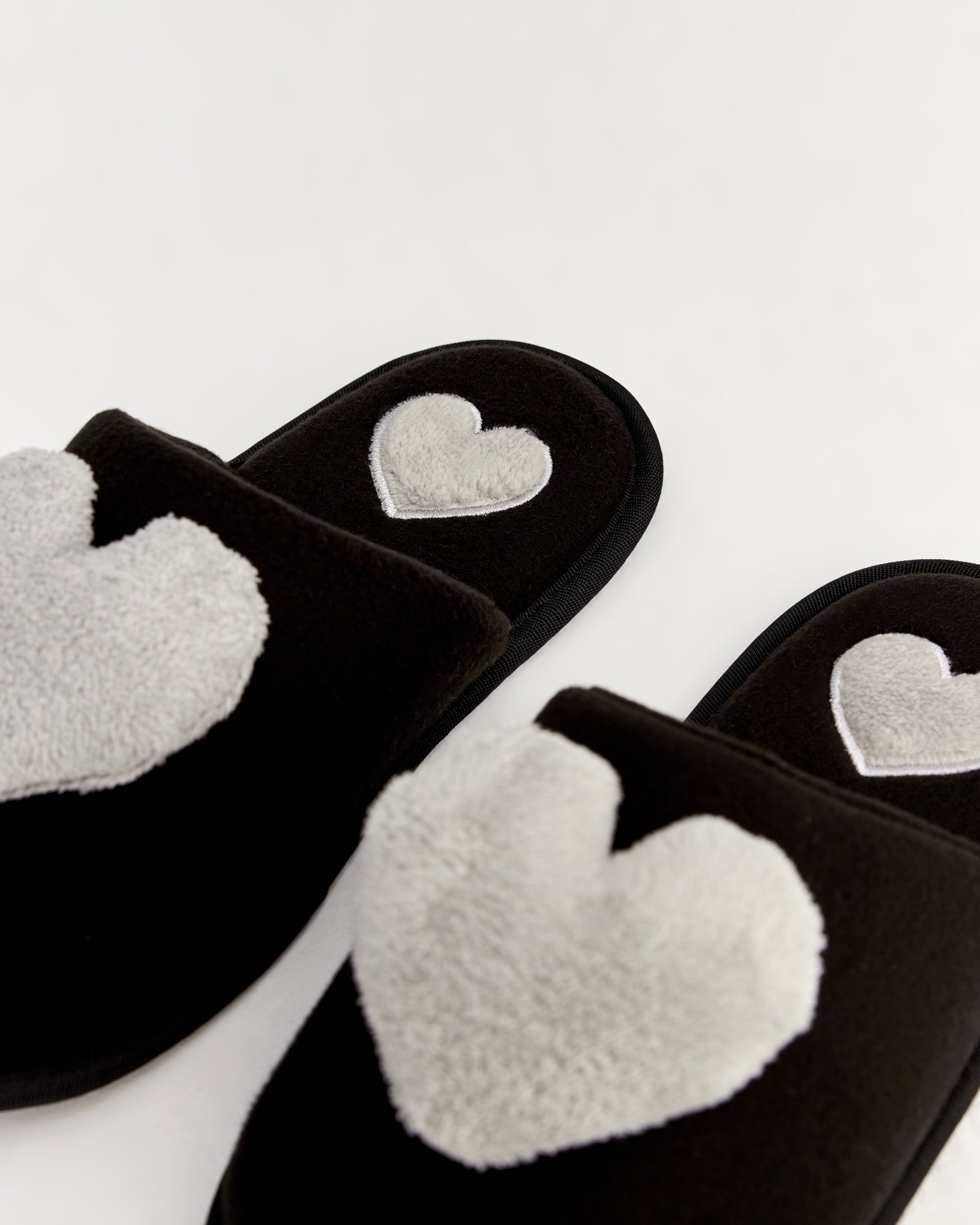 kadın ev terliği,kadın ev içi terlik,bayan ev terliği,kadın kışlık terlik,kadın yazlık terlik,evde giyilen kadın terlikleri,kadın konforlu terlik,rahat kadın ev terliği,kaymaz taban kadın terlik,kapalı kadın ev terliği