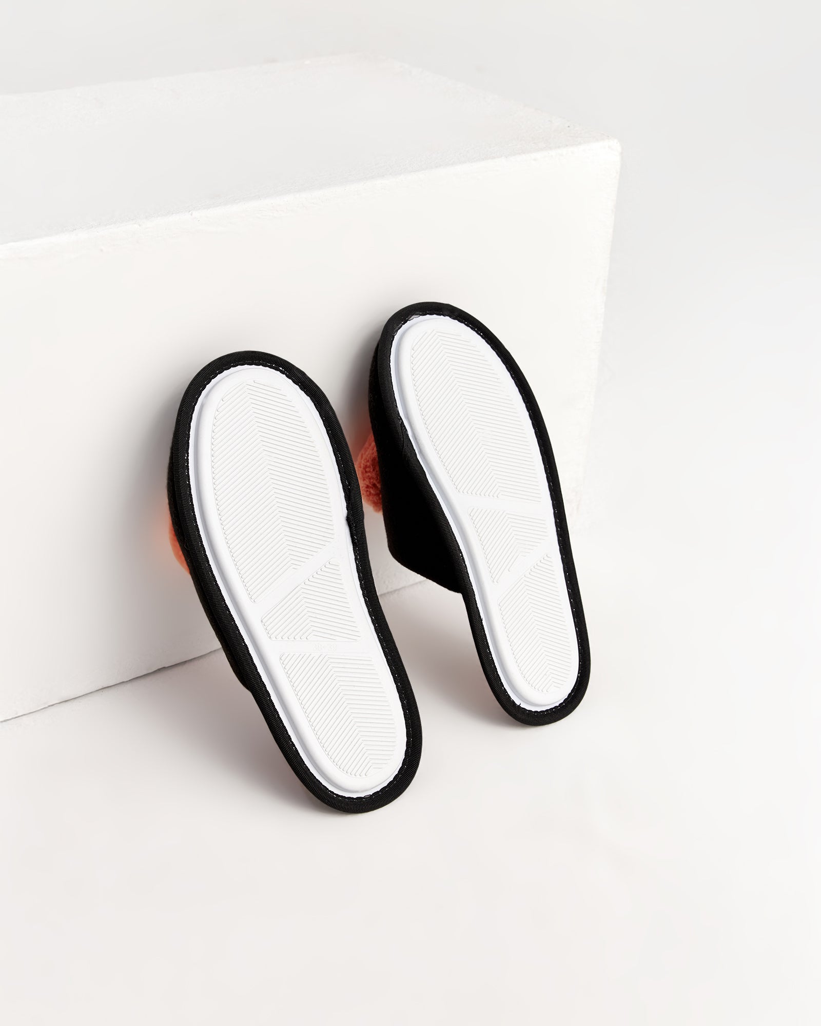 kadın ev terliği,kadın ev içi terlik,bayan ev terliği,kadın kışlık terlik,kadın yazlık terlik,evde giyilen kadın terlikleri,kadın konforlu terlik,rahat kadın ev terliği,kaymaz taban kadın terlik,kapalı kadın ev terliği