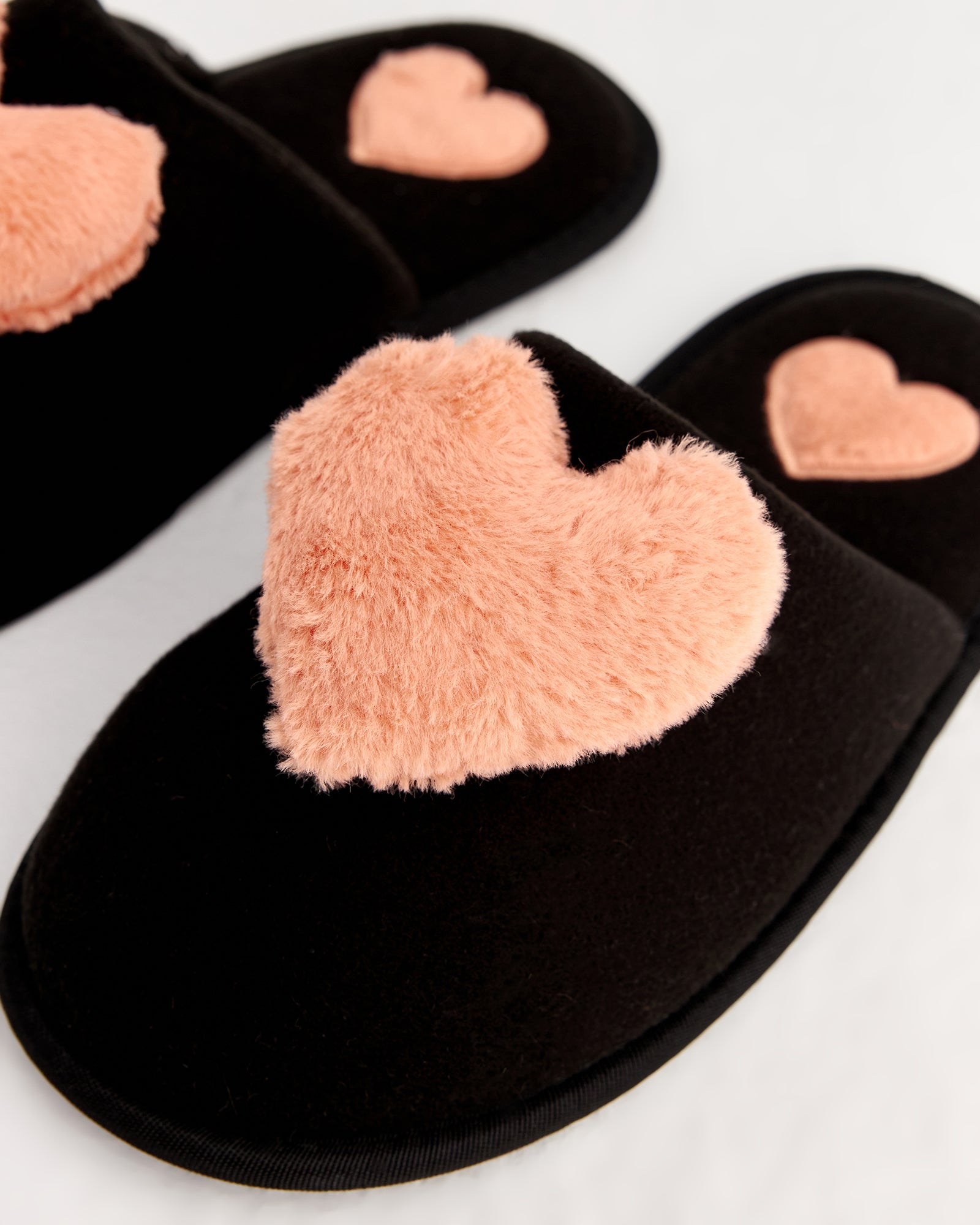 kadın ev terliği,kadın ev içi terlik,bayan ev terliği,kadın kışlık terlik,kadın yazlık terlik,evde giyilen kadın terlikleri,kadın konforlu terlik,rahat kadın ev terliği,kaymaz taban kadın terlik,kapalı kadın ev terliği