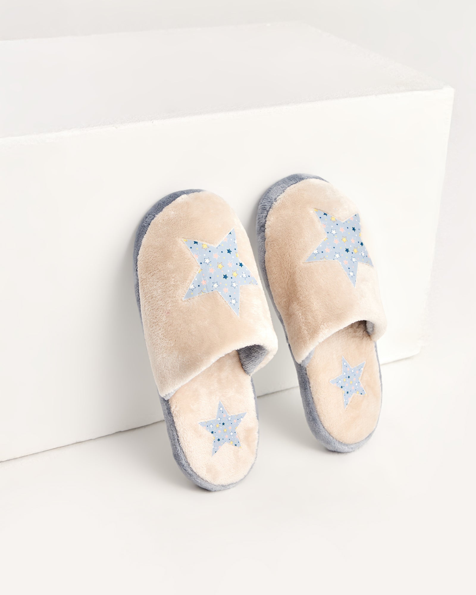 kadın ev terliği,kadın ev içi terlik,bayan ev terliği,kadın kışlık terlik,kadın yazlık terlik,evde giyilen kadın terlikleri,kadın konforlu terlik,rahat kadın ev terliği,kaymaz taban kadın terlik,kapalı kadın ev terliği