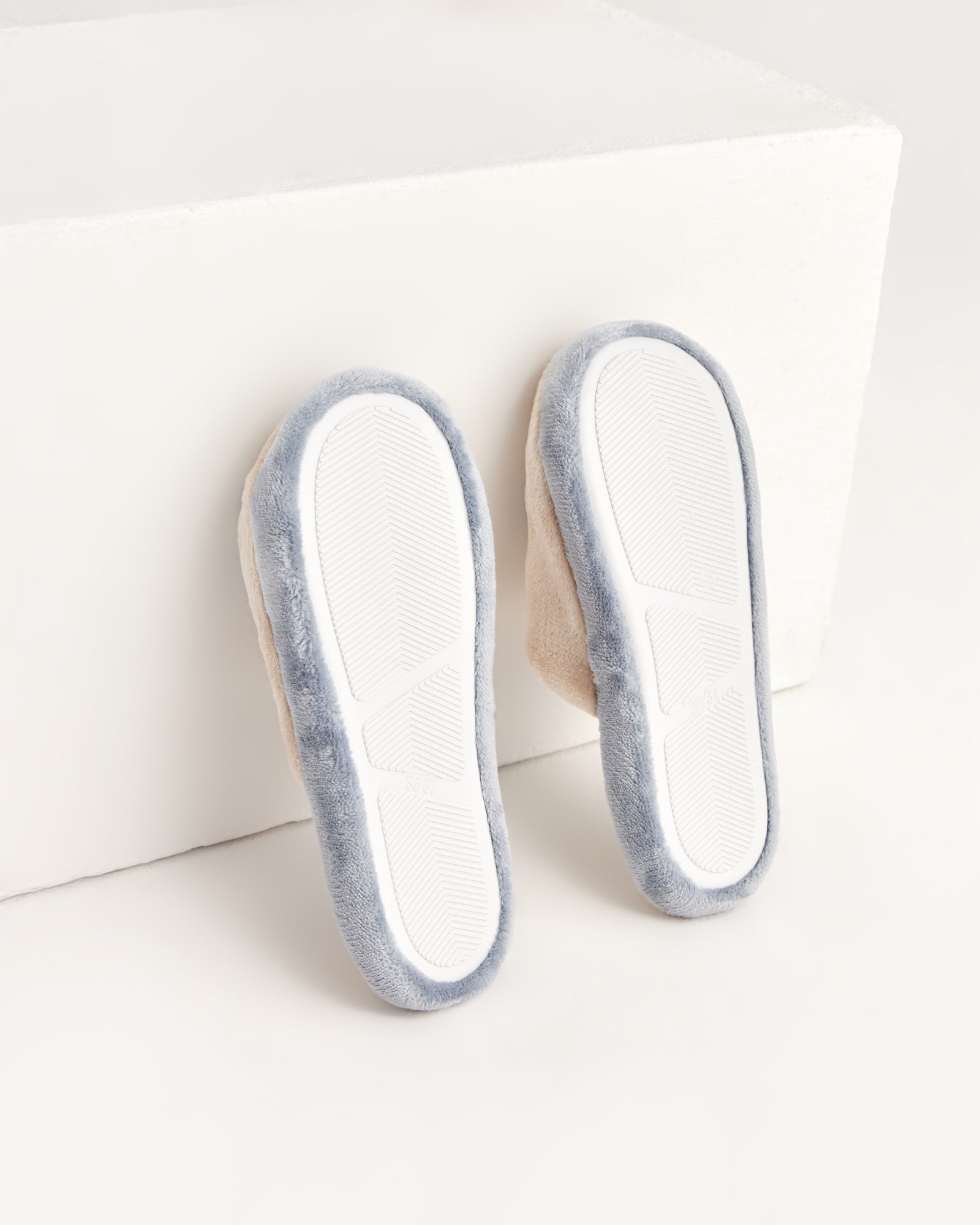 kadın ev terliği,kadın ev içi terlik,bayan ev terliği,kadın kışlık terlik,kadın yazlık terlik,evde giyilen kadın terlikleri,kadın konforlu terlik,rahat kadın ev terliği,kaymaz taban kadın terlik,kapalı kadın ev terliği