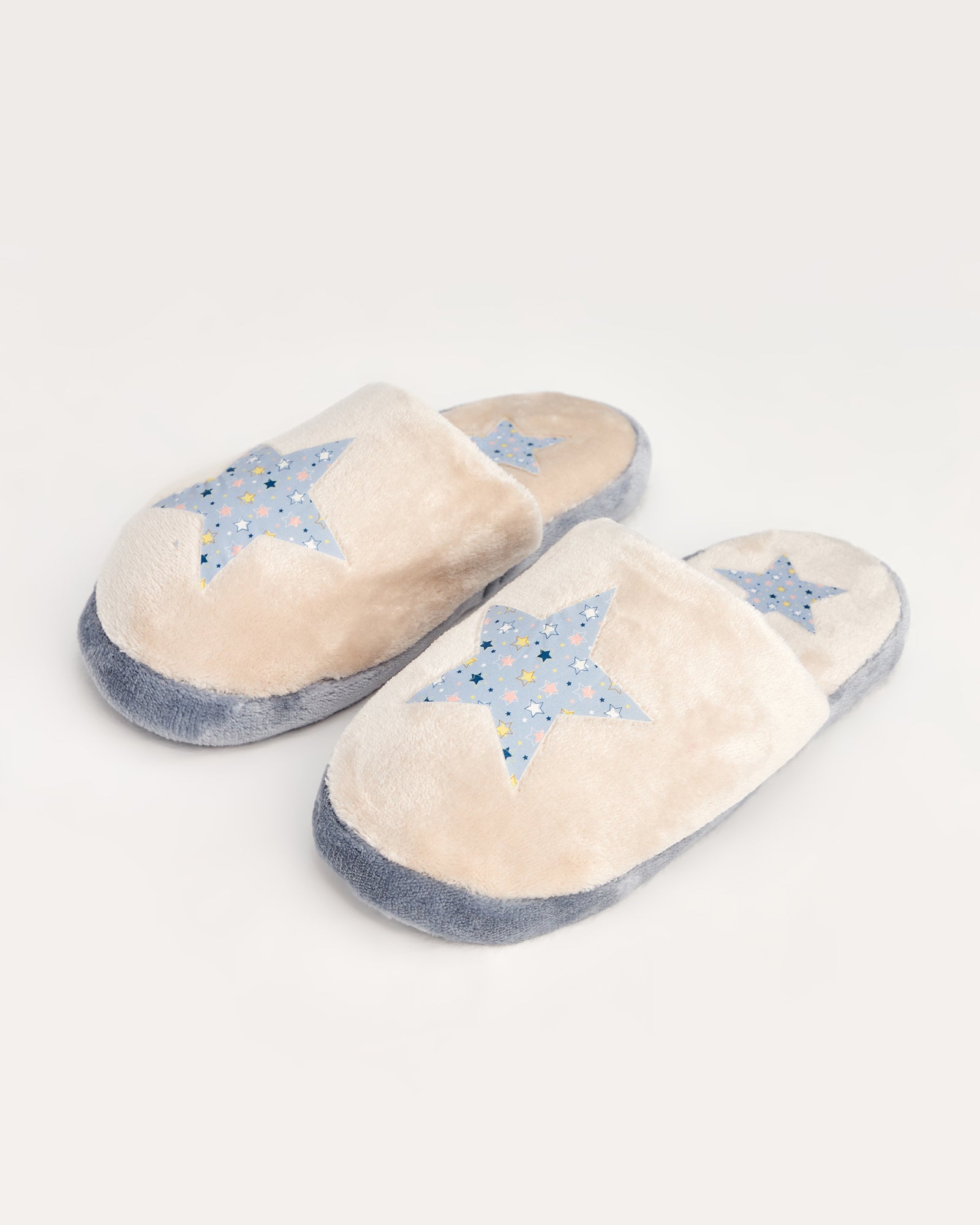 kadın ev terliği,kadın ev içi terlik,bayan ev terliği,kadın kışlık terlik,kadın yazlık terlik,evde giyilen kadın terlikleri,kadın konforlu terlik,rahat kadın ev terliği,kaymaz taban kadın terlik,kapalı kadın ev terliği