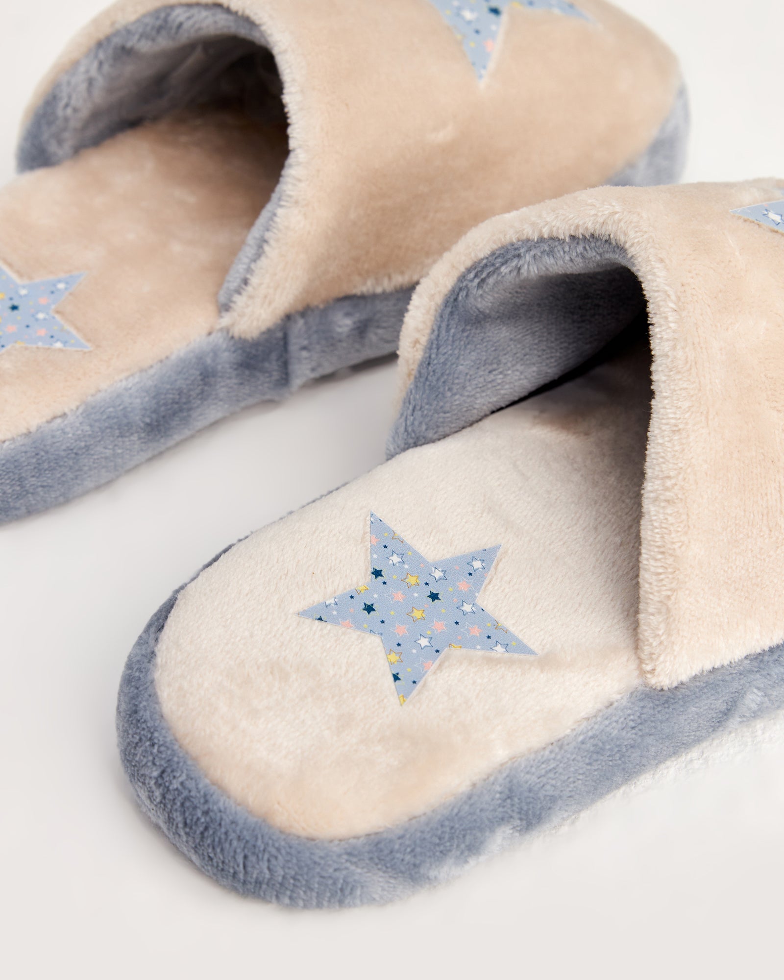 kadın ev terliği,kadın ev içi terlik,bayan ev terliği,kadın kışlık terlik,kadın yazlık terlik,evde giyilen kadın terlikleri,kadın konforlu terlik,rahat kadın ev terliği,kaymaz taban kadın terlik,kapalı kadın ev terliği