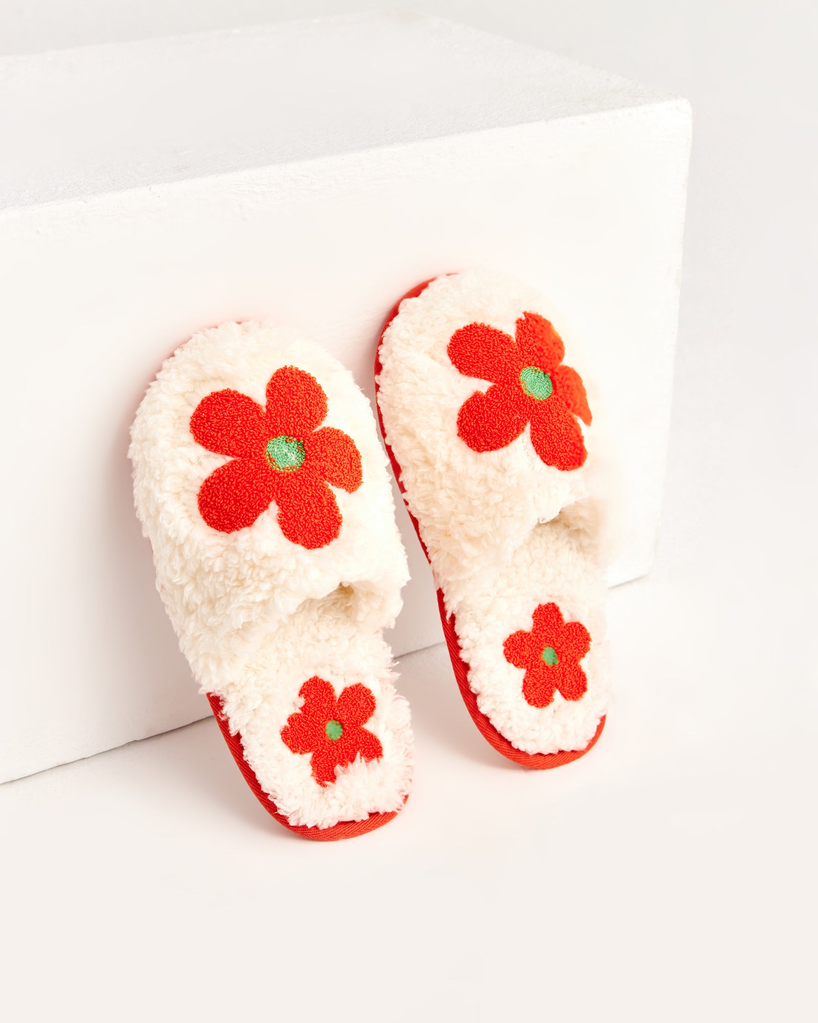 kadın ev terliği,kadın ev içi terlik,bayan ev terliği,kadın kışlık terlik,kadın yazlık terlik,evde giyilen kadın terlikleri,kadın konforlu terlik,rahat kadın ev terliği,kaymaz taban kadın terlik,kapalı kadın ev terliği