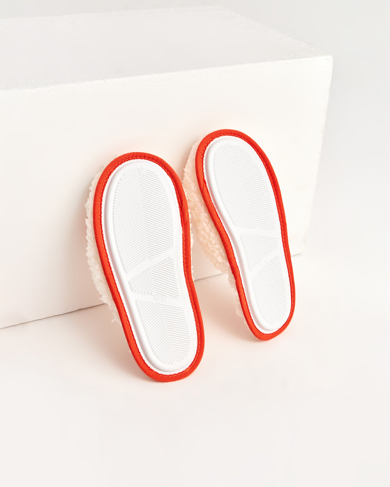 kadın ev terliği,kadın ev içi terlik,bayan ev terliği,kadın kışlık terlik,kadın yazlık terlik,evde giyilen kadın terlikleri,kadın konforlu terlik,rahat kadın ev terliği,kaymaz taban kadın terlik,kapalı kadın ev terliği