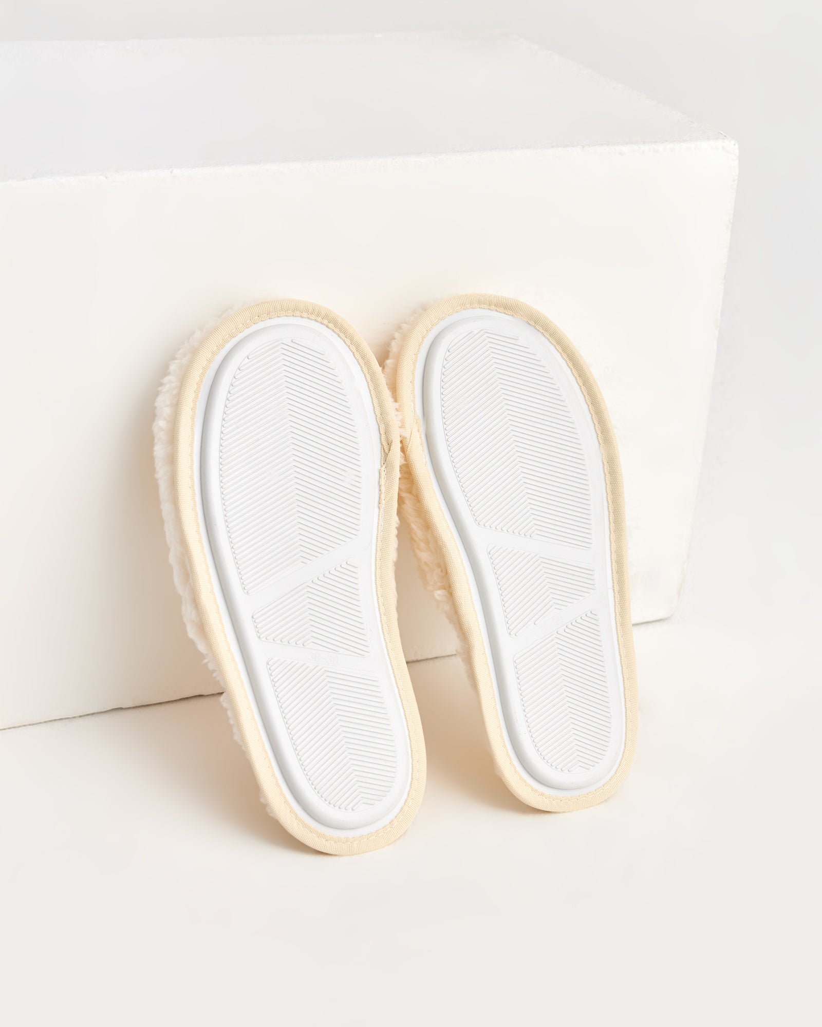 kadın ev terliği,kadın ev içi terlik,bayan ev terliği,kadın kışlık terlik,kadın yazlık terlik,evde giyilen kadın terlikleri,kadın konforlu terlik,rahat kadın ev terliği,kaymaz taban kadın terlik,kapalı kadın ev terliği