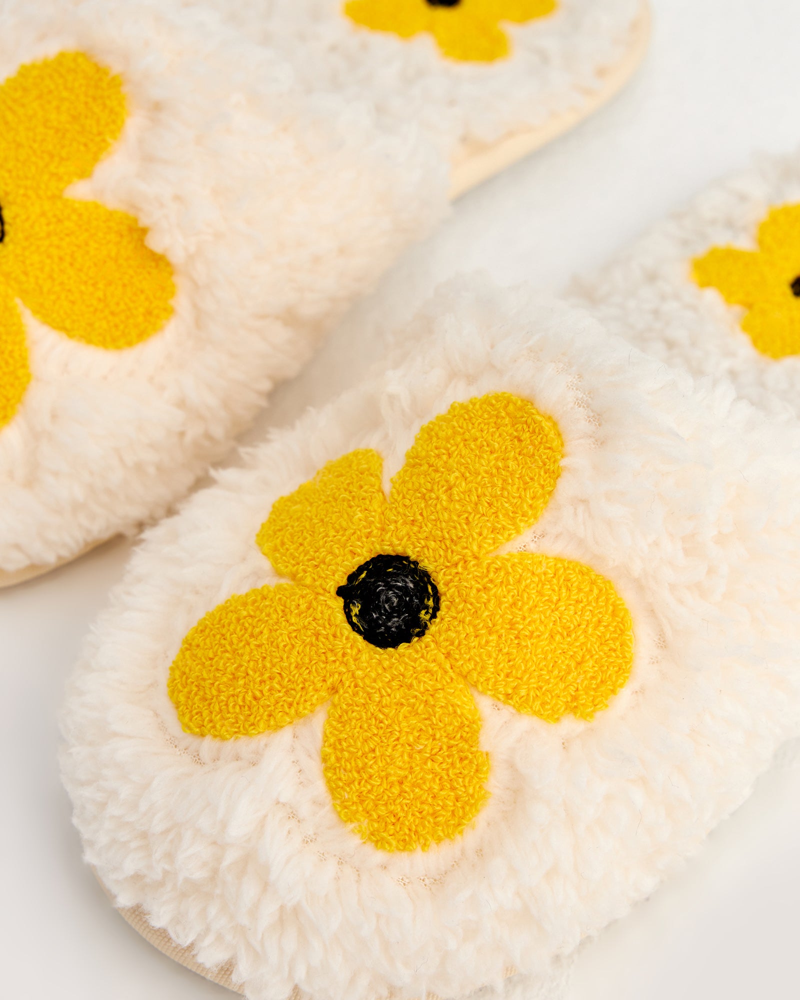 kadın ev terliği,kadın ev içi terlik,bayan ev terliği,kadın kışlık terlik,kadın yazlık terlik,evde giyilen kadın terlikleri,kadın konforlu terlik,rahat kadın ev terliği,kaymaz taban kadın terlik,kapalı kadın ev terliği