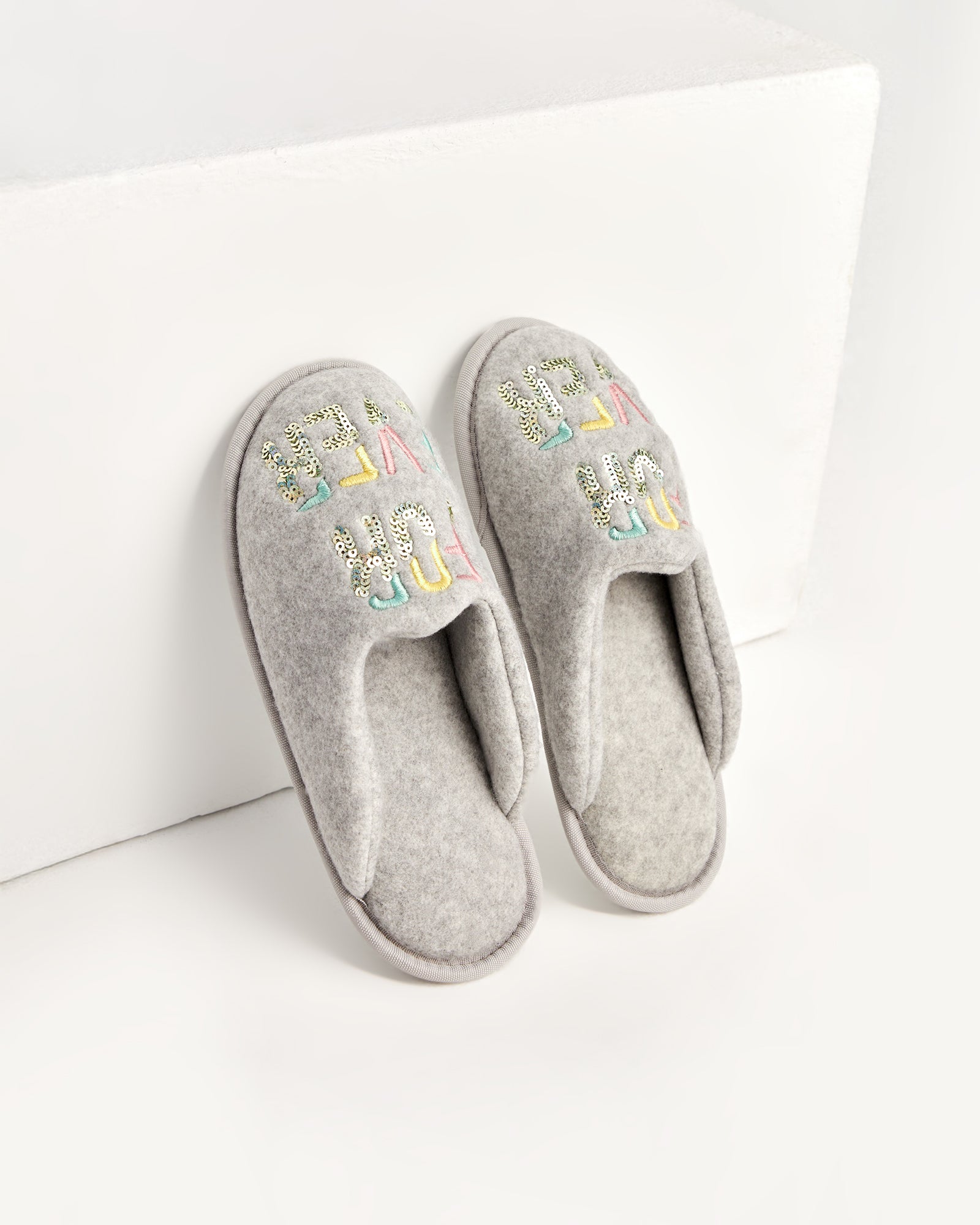 kadın ev terliği,kadın ev içi terlik,bayan ev terliği,kadın kışlık terlik,kadın yazlık terlik,evde giyilen kadın terlikleri,kadın konforlu terlik,rahat kadın ev terliği,kaymaz taban kadın terlik,kapalı kadın ev terliği