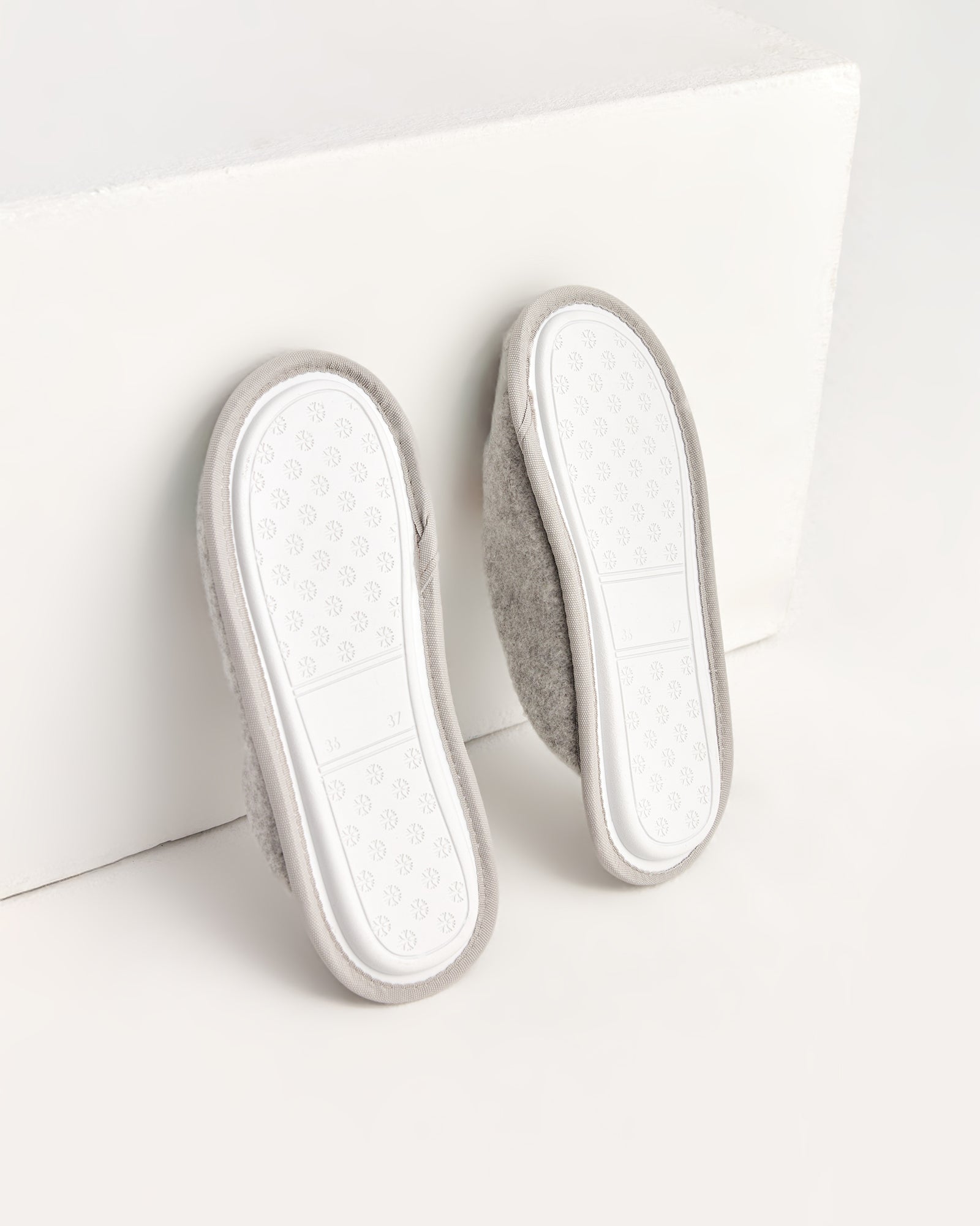 kadın ev terliği,kadın ev içi terlik,bayan ev terliği,kadın kışlık terlik,kadın yazlık terlik,evde giyilen kadın terlikleri,kadın konforlu terlik,rahat kadın ev terliği,kaymaz taban kadın terlik,kapalı kadın ev terliği