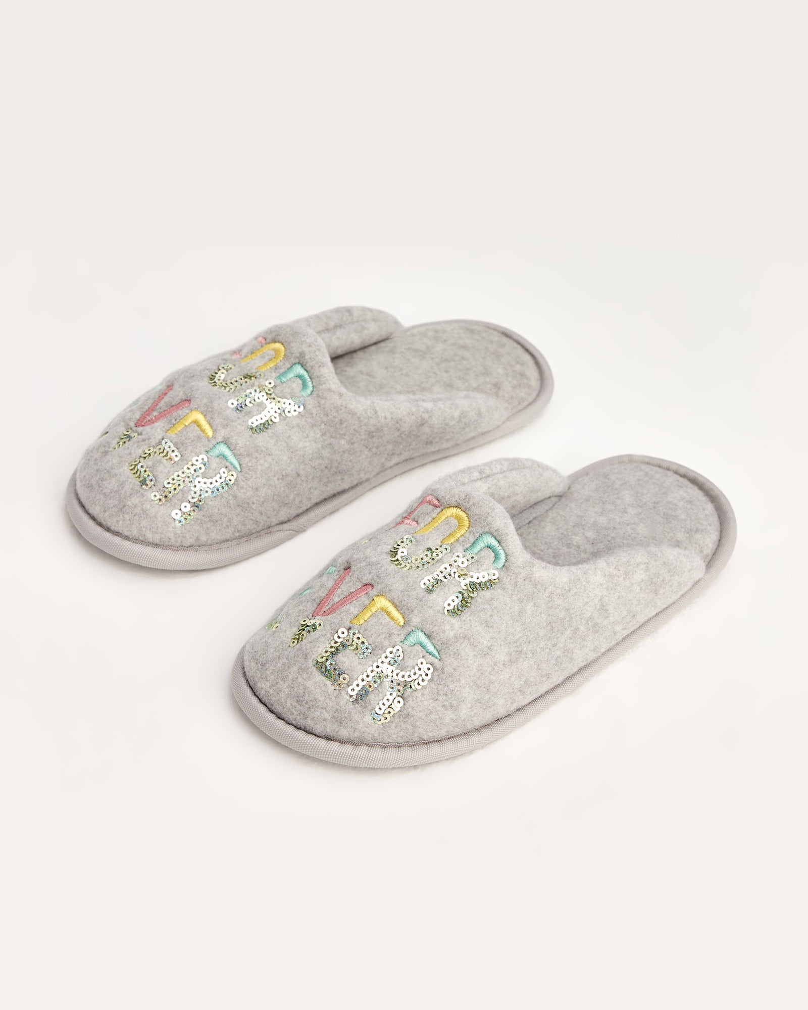 kadın ev terliği,kadın ev içi terlik,bayan ev terliği,kadın kışlık terlik,kadın yazlık terlik,evde giyilen kadın terlikleri,kadın konforlu terlik,rahat kadın ev terliği,kaymaz taban kadın terlik,kapalı kadın ev terliği