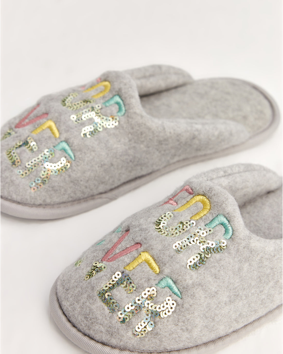 kadın ev terliği,kadın ev içi terlik,bayan ev terliği,kadın kışlık terlik,kadın yazlık terlik,evde giyilen kadın terlikleri,kadın konforlu terlik,rahat kadın ev terliği,kaymaz taban kadın terlik,kapalı kadın ev terliği