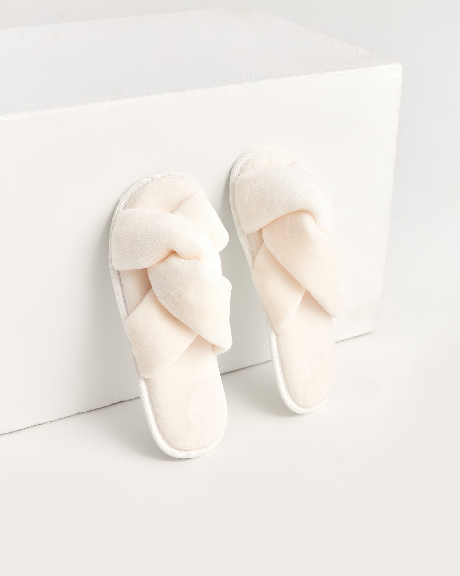 kadın ev terliği,kadın ev içi terlik,bayan ev terliği,kadın kışlık terlik,kadın yazlık terlik,evde giyilen kadın terlikleri,kadın konforlu terlik,rahat kadın ev terliği,kaymaz taban kadın terlik,kapalı kadın ev terliği