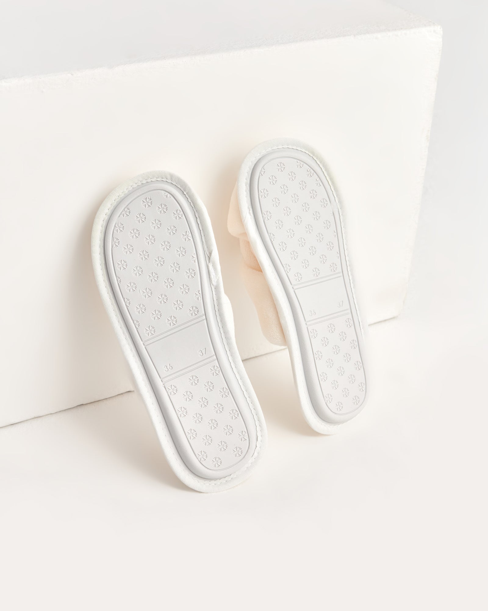 kadın ev terliği,kadın ev içi terlik,bayan ev terliği,kadın kışlık terlik,kadın yazlık terlik,evde giyilen kadın terlikleri,kadın konforlu terlik,rahat kadın ev terliği,kaymaz taban kadın terlik,kapalı kadın ev terliği