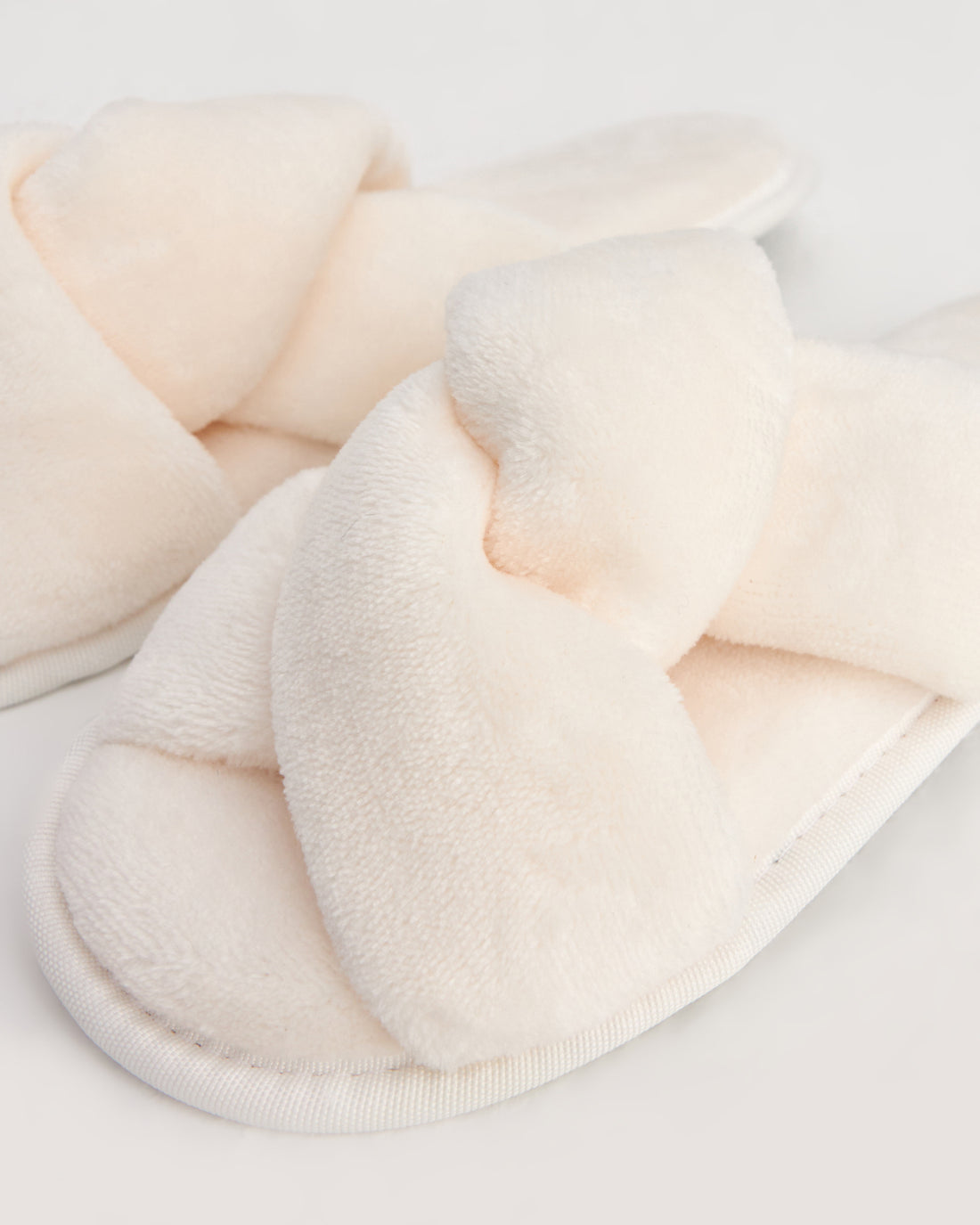 kadın ev terliği,kadın ev içi terlik,bayan ev terliği,kadın kışlık terlik,kadın yazlık terlik,evde giyilen kadın terlikleri,kadın konforlu terlik,rahat kadın ev terliği,kaymaz taban kadın terlik,kapalı kadın ev terliği