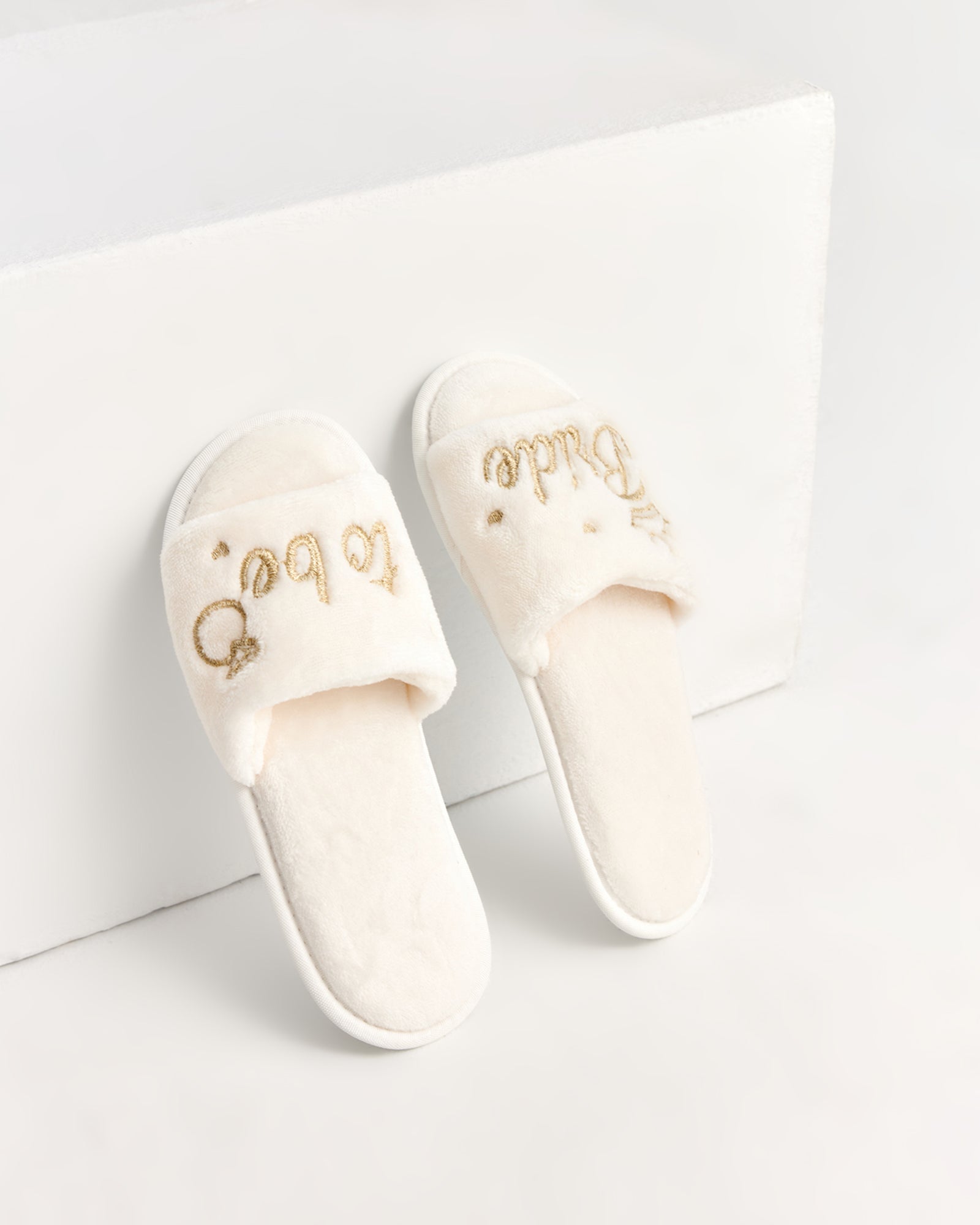 kadın ev terliği,kadın ev içi terlik,bayan ev terliği,kadın kışlık terlik,kadın yazlık terlik,evde giyilen kadın terlikleri,kadın konforlu terlik,rahat kadın ev terliği,kaymaz taban kadın terlik,kapalı kadın ev terliği