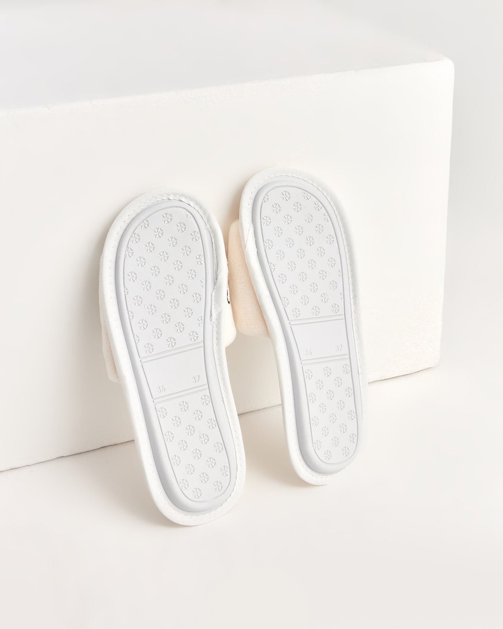 kadın ev terliği,kadın ev içi terlik,bayan ev terliği,kadın kışlık terlik,kadın yazlık terlik,evde giyilen kadın terlikleri,kadın konforlu terlik,rahat kadın ev terliği,kaymaz taban kadın terlik,kapalı kadın ev terliği