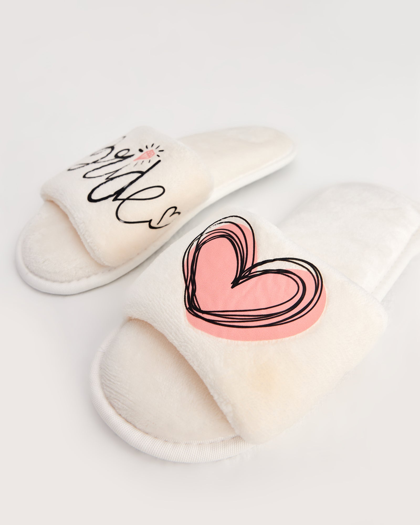 kadın ev terliği,kadın ev içi terlik,bayan ev terliği,kadın kışlık terlik,kadın yazlık terlik,evde giyilen kadın terlikleri,kadın konforlu terlik,rahat kadın ev terliği,kaymaz taban kadın terlik,kapalı kadın ev terliği