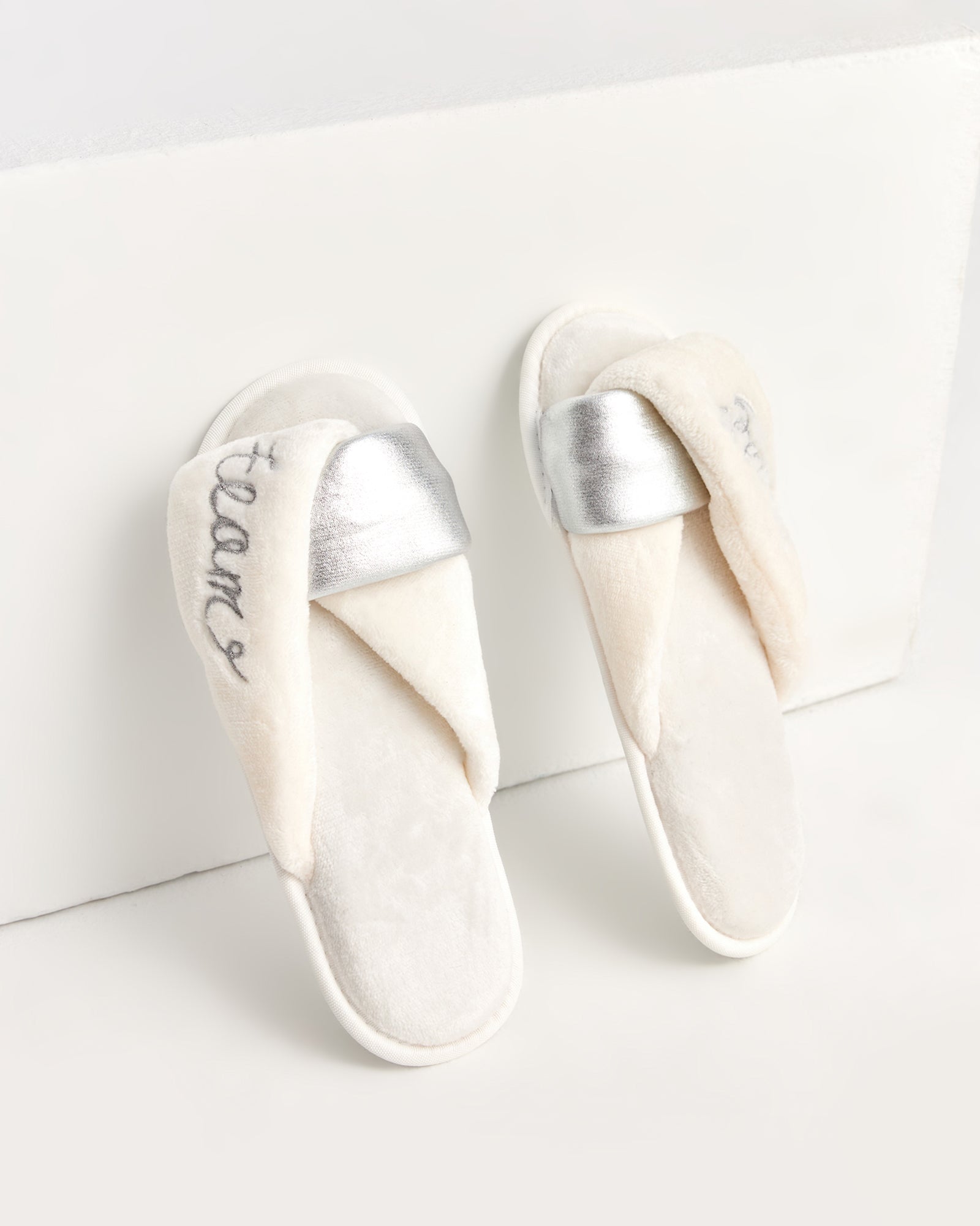 kadın ev terliği,kadın ev içi terlik,bayan ev terliği,kadın kışlık terlik,kadın yazlık terlik,evde giyilen kadın terlikleri,kadın konforlu terlik,rahat kadın ev terliği,kaymaz taban kadın terlik,kapalı kadın ev terliği