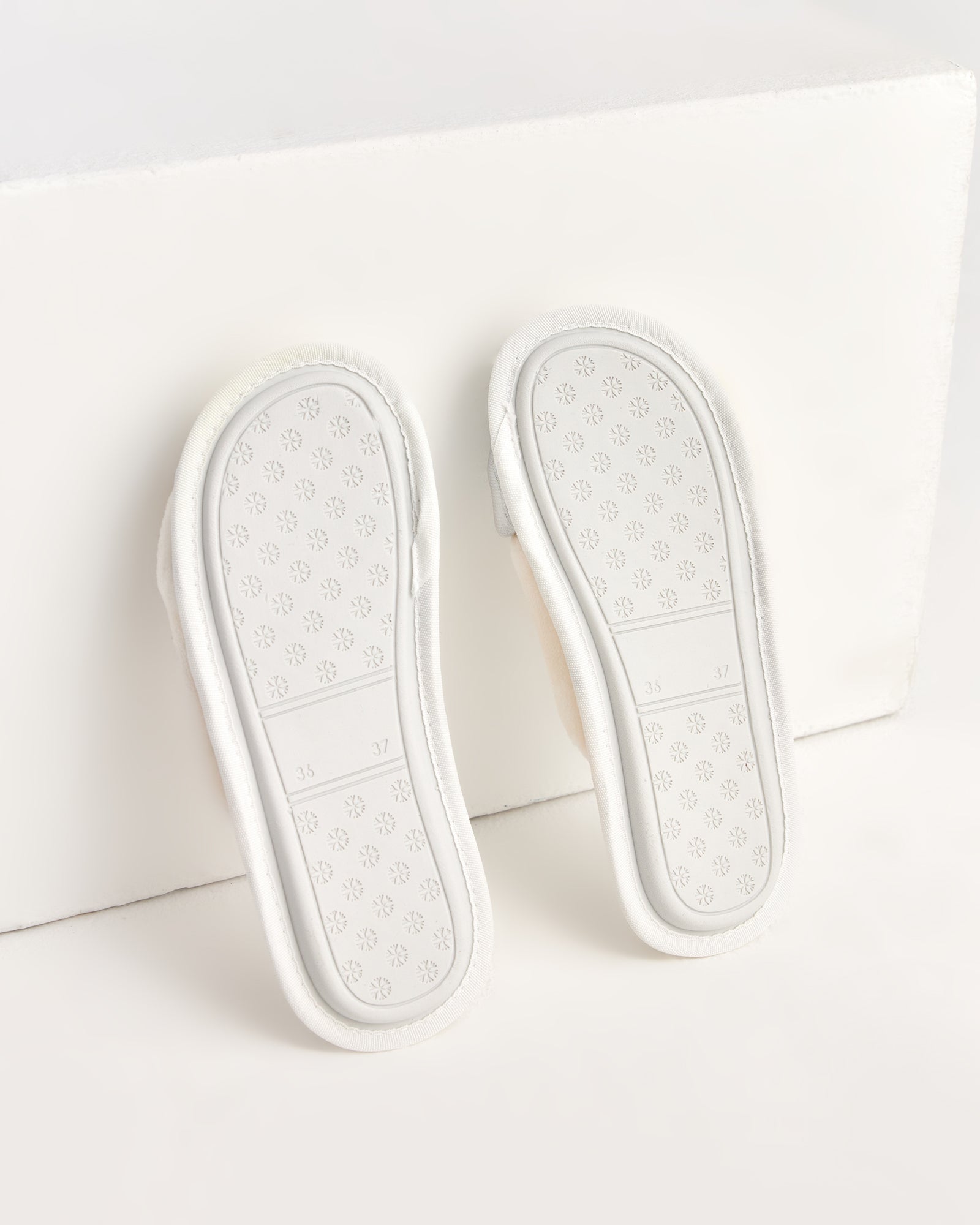 kadın ev terliği,kadın ev içi terlik,bayan ev terliği,kadın kışlık terlik,kadın yazlık terlik,evde giyilen kadın terlikleri,kadın konforlu terlik,rahat kadın ev terliği,kaymaz taban kadın terlik,kapalı kadın ev terliği