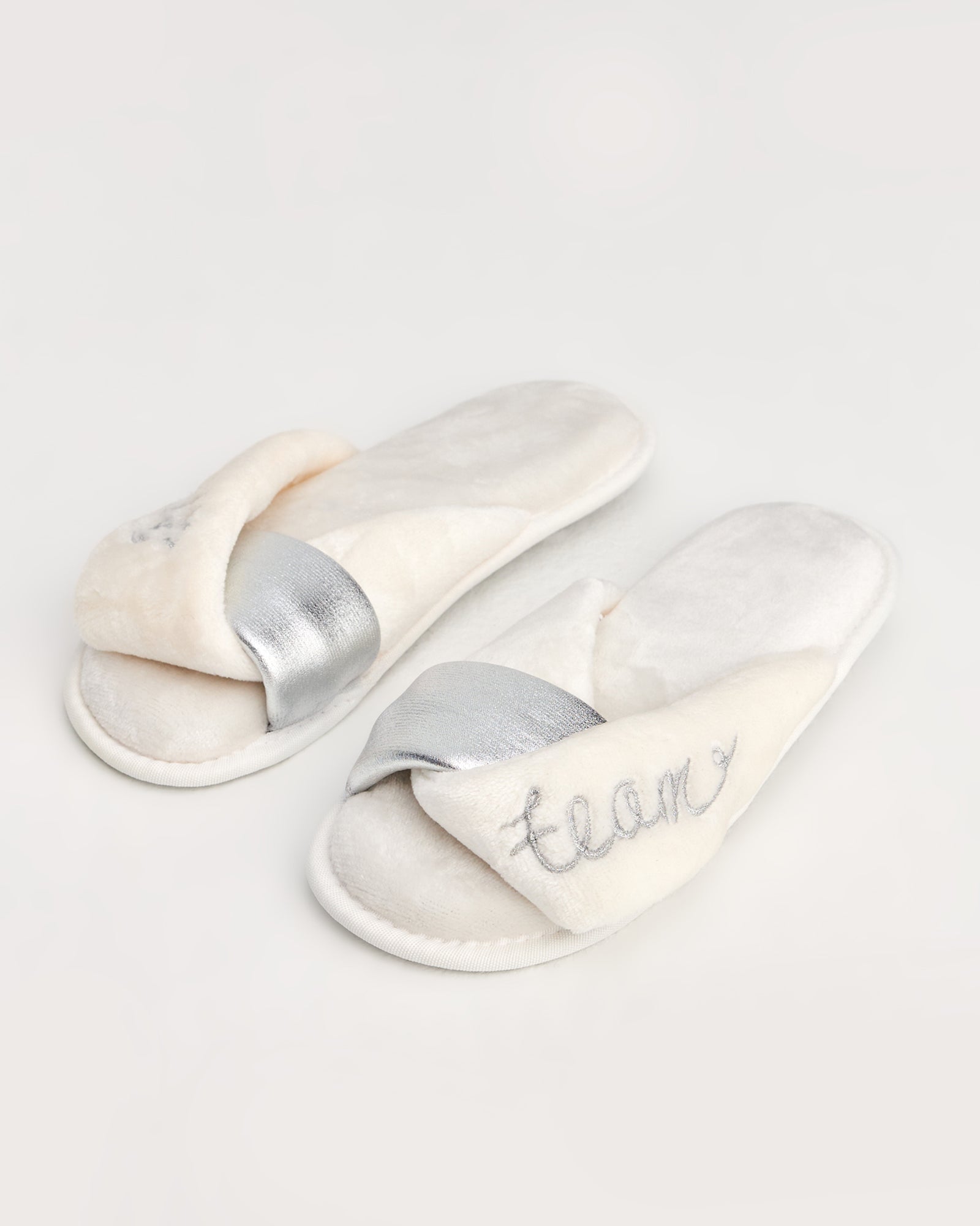 kadın ev terliği,kadın ev içi terlik,bayan ev terliği,kadın kışlık terlik,kadın yazlık terlik,evde giyilen kadın terlikleri,kadın konforlu terlik,rahat kadın ev terliği,kaymaz taban kadın terlik,kapalı kadın ev terliği