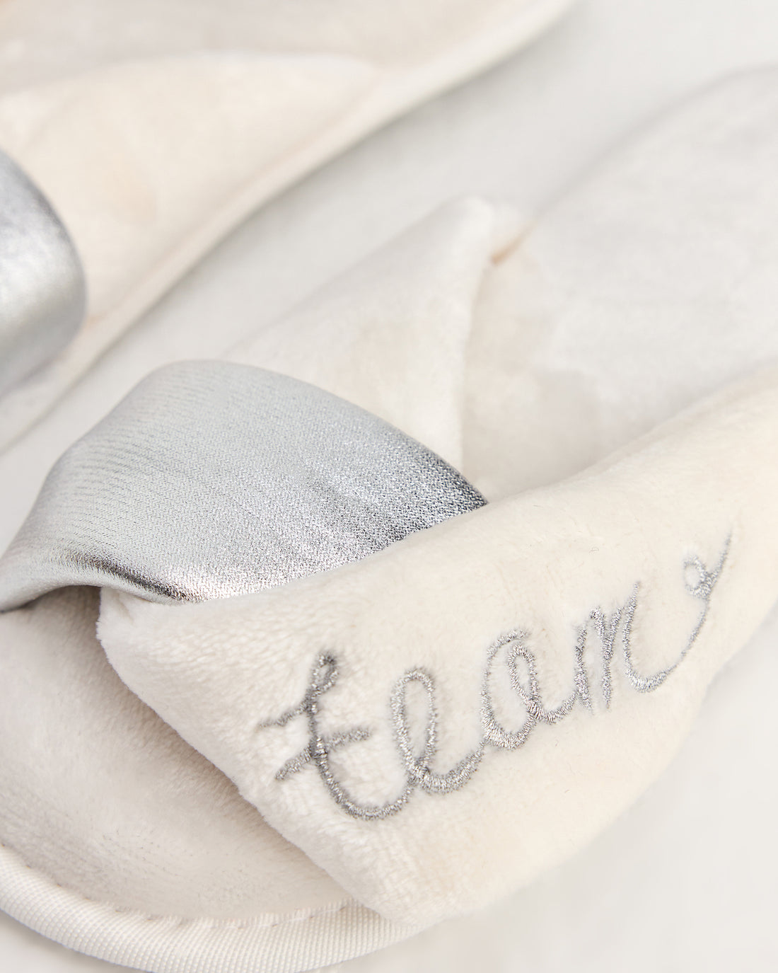 kadın ev terliği,kadın ev içi terlik,bayan ev terliği,kadın kışlık terlik,kadın yazlık terlik,evde giyilen kadın terlikleri,kadın konforlu terlik,rahat kadın ev terliği,kaymaz taban kadın terlik,kapalı kadın ev terliği