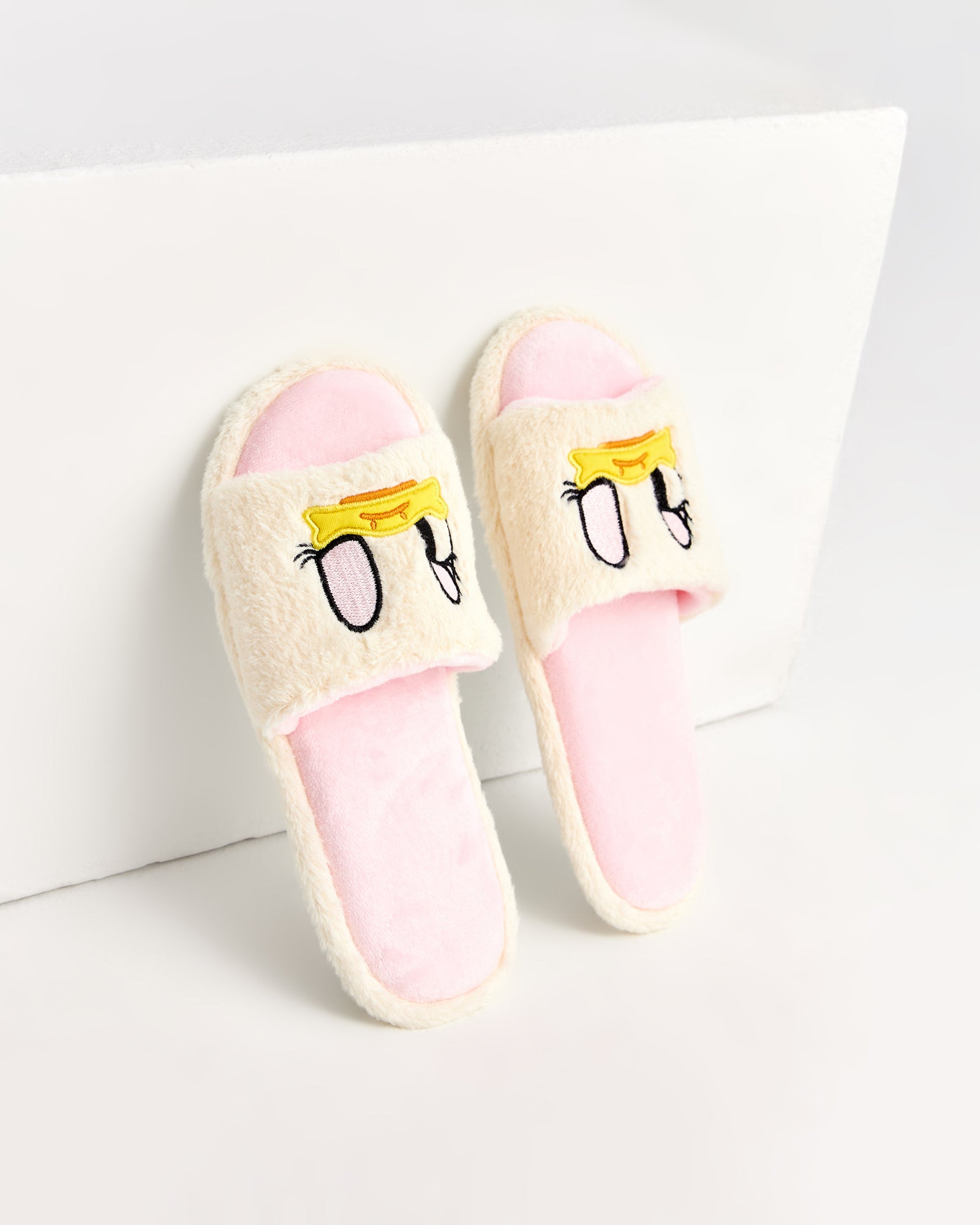 kadın ev terliği,kadın ev içi terlik,bayan ev terliği,kadın kışlık terlik,kadın yazlık terlik,evde giyilen kadın terlikleri,kadın konforlu terlik,rahat kadın ev terliği,kaymaz taban kadın terlik,kapalı kadın ev terliği