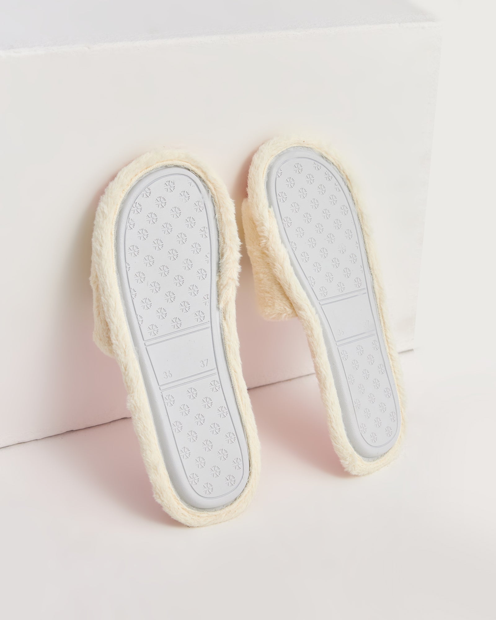 kadın ev terliği,kadın ev içi terlik,bayan ev terliği,kadın kışlık terlik,kadın yazlık terlik,evde giyilen kadın terlikleri,kadın konforlu terlik,rahat kadın ev terliği,kaymaz taban kadın terlik,kapalı kadın ev terliği