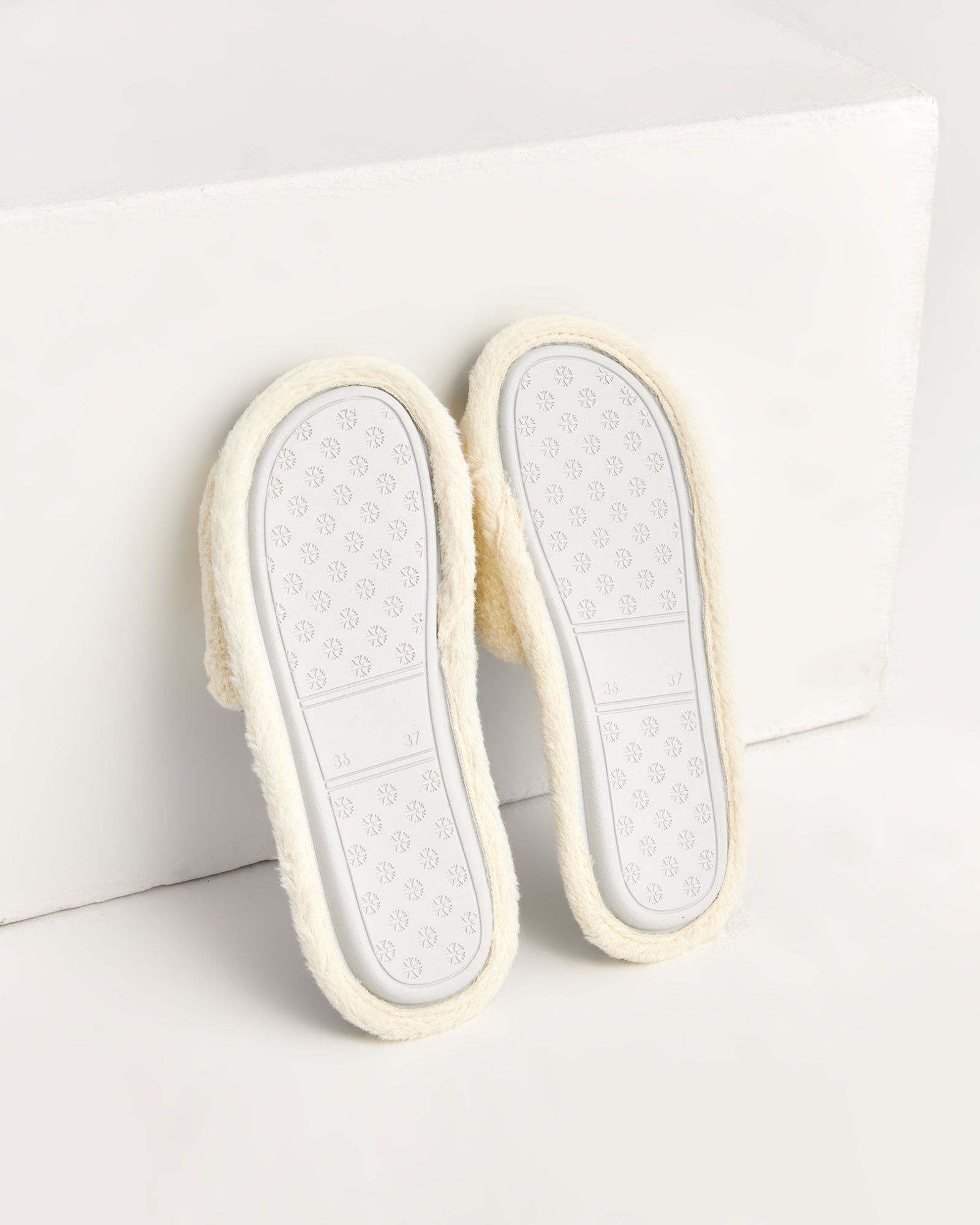 kadın ev terliği,kadın ev içi terlik,bayan ev terliği,kadın kışlık terlik,kadın yazlık terlik,evde giyilen kadın terlikleri,kadın konforlu terlik,rahat kadın ev terliği,kaymaz taban kadın terlik,kapalı kadın ev terliği