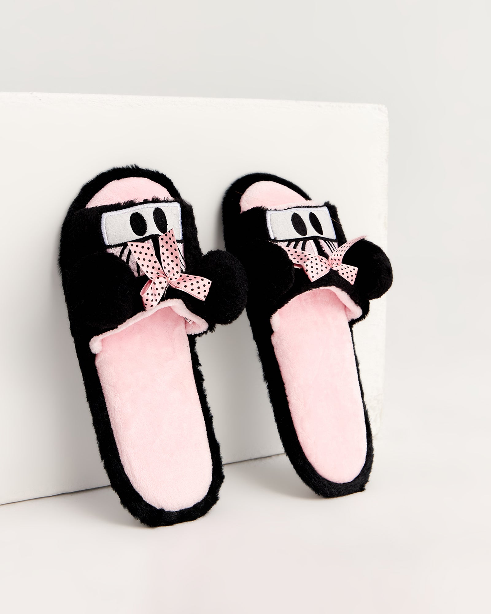 kadın ev terliği,kadın ev içi terlik,bayan ev terliği,kadın kışlık terlik,kadın yazlık terlik,evde giyilen kadın terlikleri,kadın konforlu terlik,rahat kadın ev terliği,kaymaz taban kadın terlik,kapalı kadın ev terliği