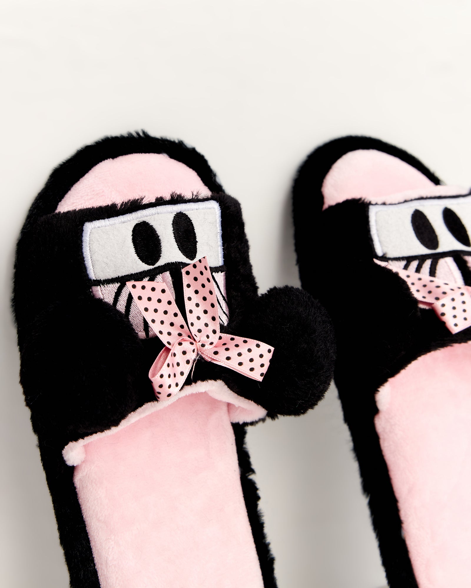 kadın ev terliği,kadın ev içi terlik,bayan ev terliği,kadın kışlık terlik,kadın yazlık terlik,evde giyilen kadın terlikleri,kadın konforlu terlik,rahat kadın ev terliği,kaymaz taban kadın terlik,kapalı kadın ev terliği