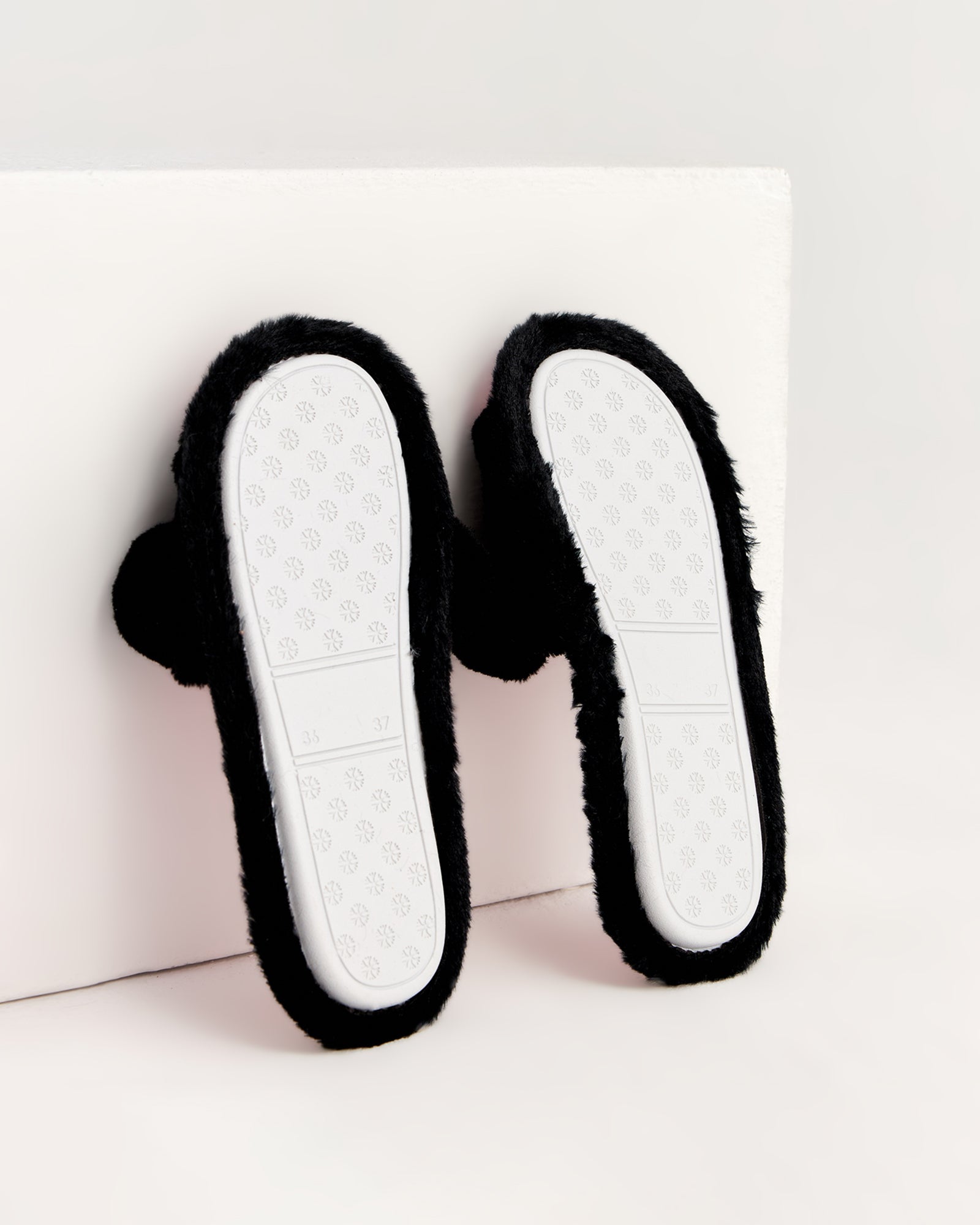 kadın ev terliği,kadın ev içi terlik,bayan ev terliği,kadın kışlık terlik,kadın yazlık terlik,evde giyilen kadın terlikleri,kadın konforlu terlik,rahat kadın ev terliği,kaymaz taban kadın terlik,kapalı kadın ev terliği