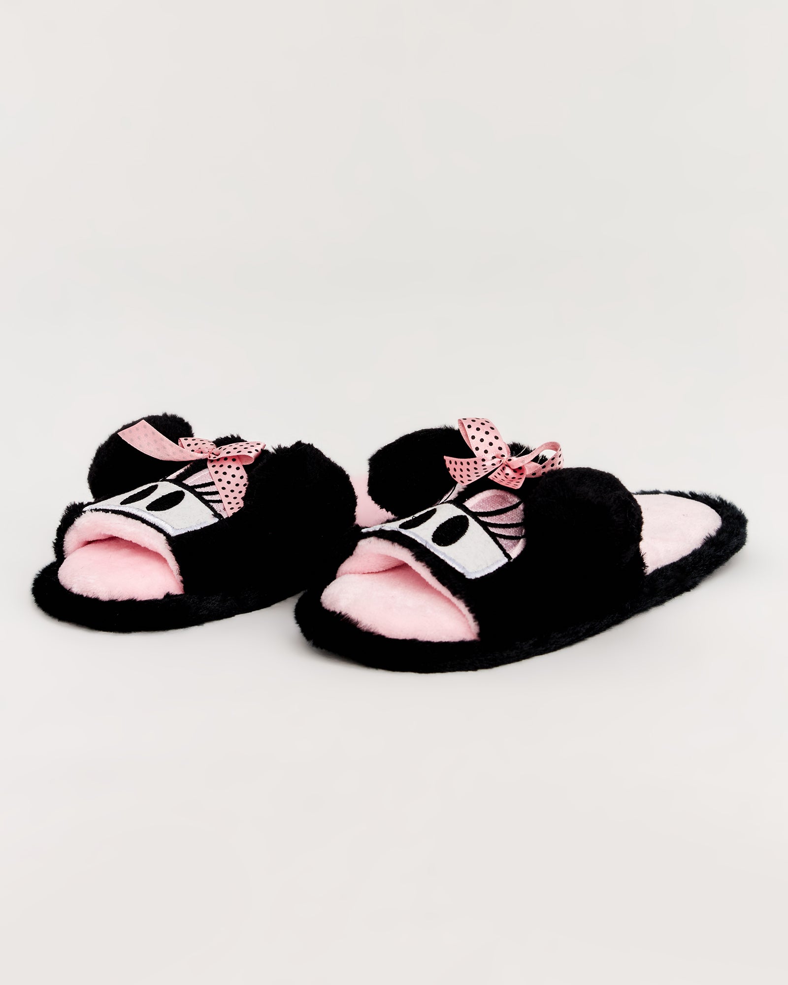 kadın ev terliği,kadın ev içi terlik,bayan ev terliği,kadın kışlık terlik,kadın yazlık terlik,evde giyilen kadın terlikleri,kadın konforlu terlik,rahat kadın ev terliği,kaymaz taban kadın terlik,kapalı kadın ev terliği