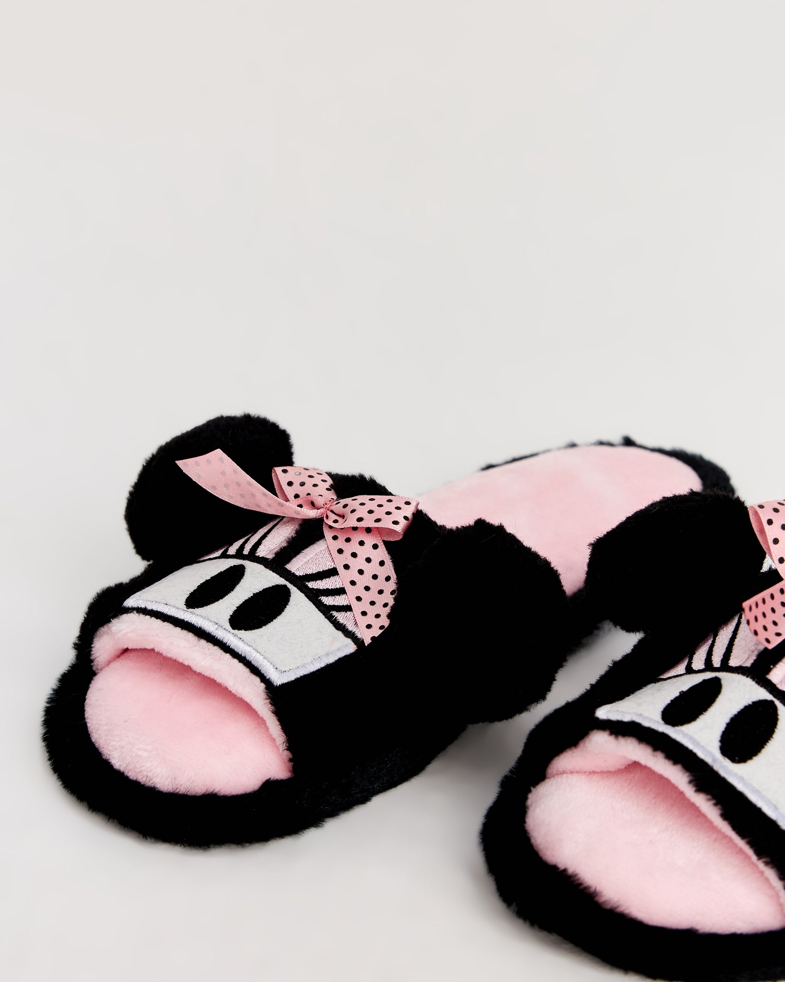 kadın ev terliği,kadın ev içi terlik,bayan ev terliği,kadın kışlık terlik,kadın yazlık terlik,evde giyilen kadın terlikleri,kadın konforlu terlik,rahat kadın ev terliği,kaymaz taban kadın terlik,kapalı kadın ev terliği