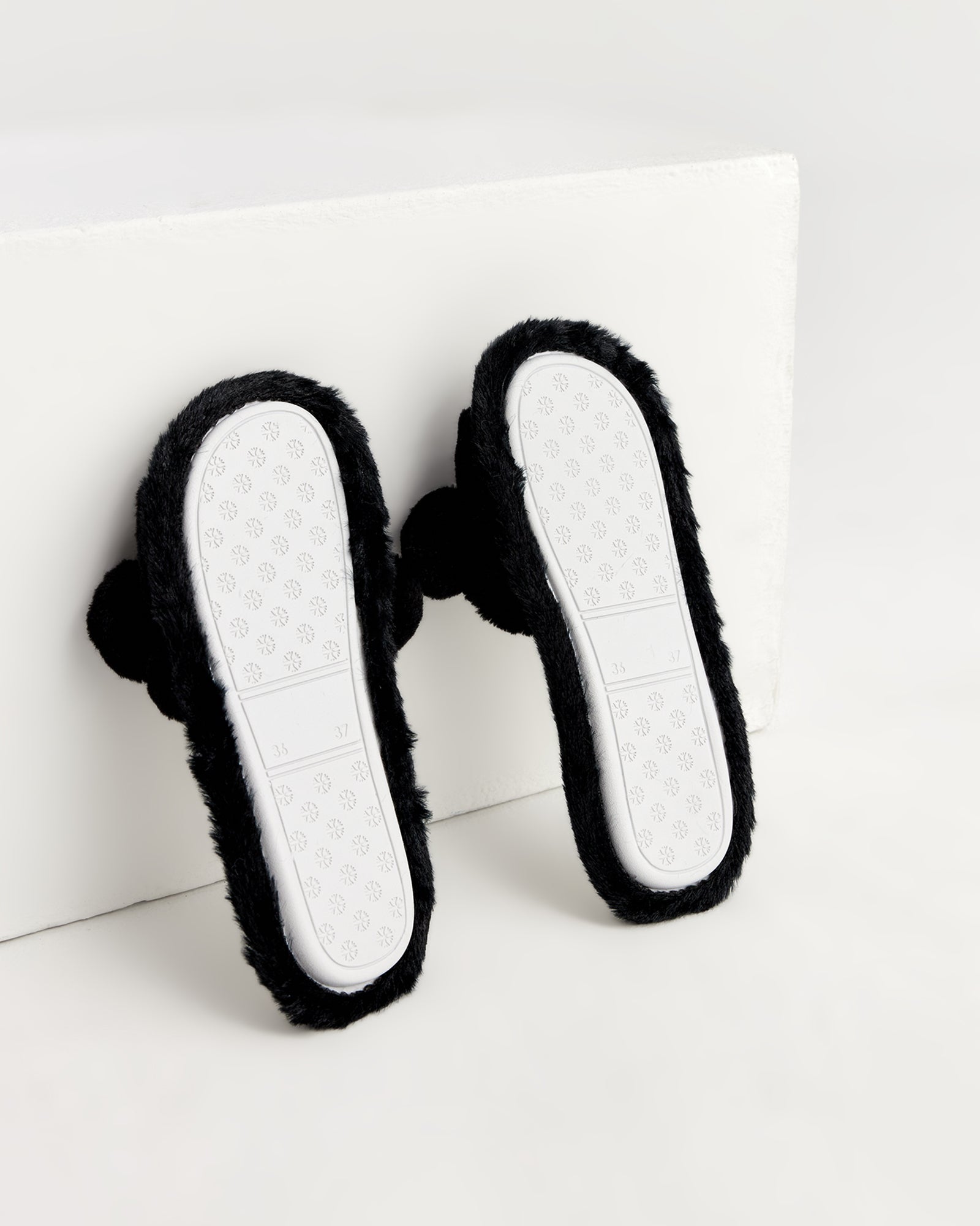 kadın ev terliği,kadın ev içi terlik,bayan ev terliği,kadın kışlık terlik,kadın yazlık terlik,evde giyilen kadın terlikleri,kadın konforlu terlik,rahat kadın ev terliği,kaymaz taban kadın terlik,kapalı kadın ev terliği