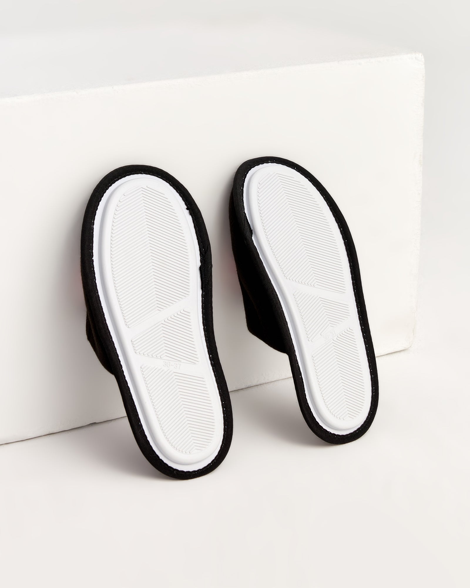 kadın ev terliği,kadın ev içi terlik,bayan ev terliği,kadın kışlık terlik,kadın yazlık terlik,evde giyilen kadın terlikleri,kadın konforlu terlik,rahat kadın ev terliği,kaymaz taban kadın terlik,kapalı kadın ev terliği