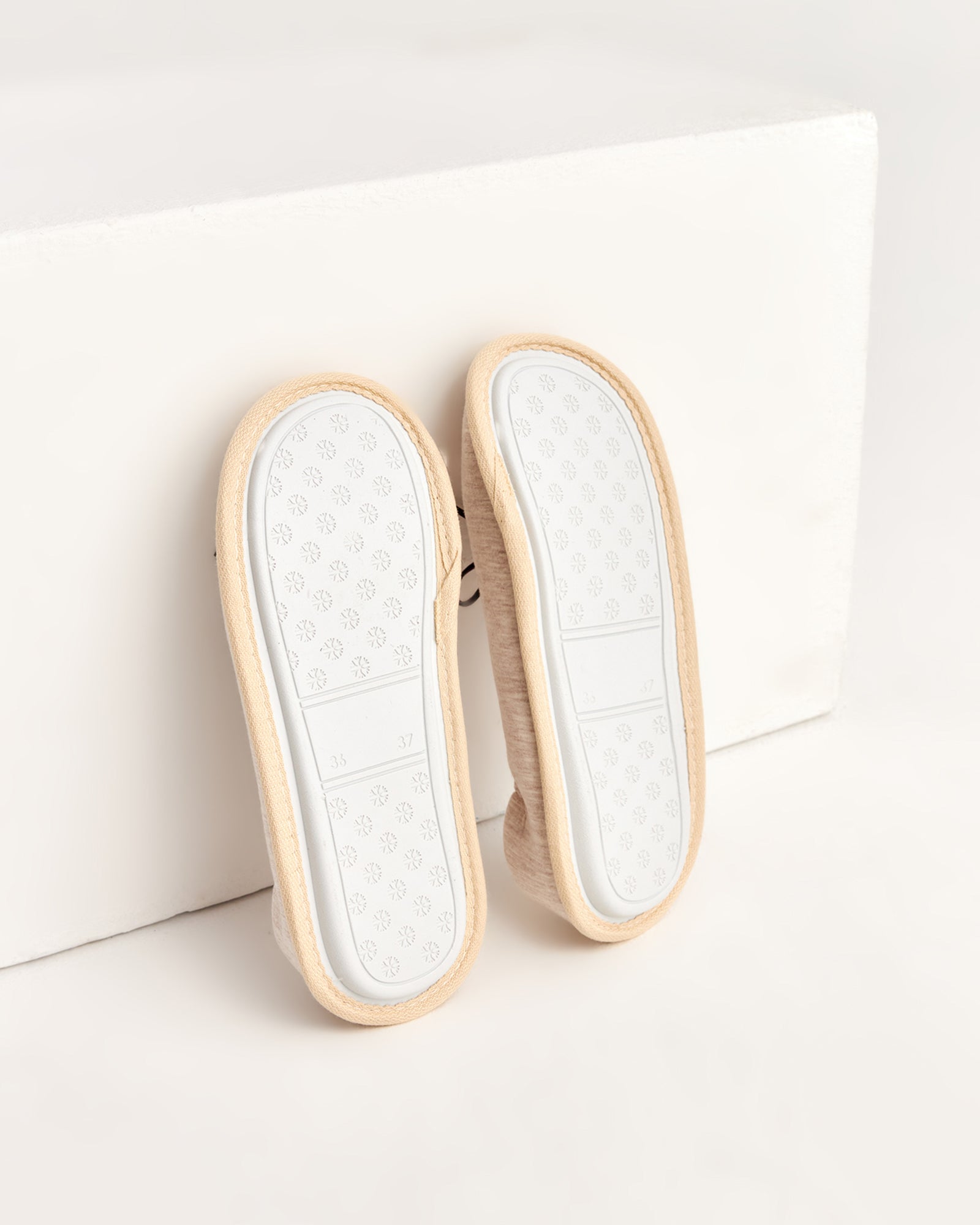 kadın ev içi ayakkabı,bayan ev içi ayakkabı,kadın ev ayakkabısı,kadın iç mekan ayakkabısı,kadın ev ayakkabı modelleri,rahat kadın ev içi ayakkabı,ortopedik ev içi ayakkabı kadın,yumuşak tabanlı kadın ev ayakkabısı,kapalı kadın ev içi ayakkabı,kadın ev ayakkabısı kışlık