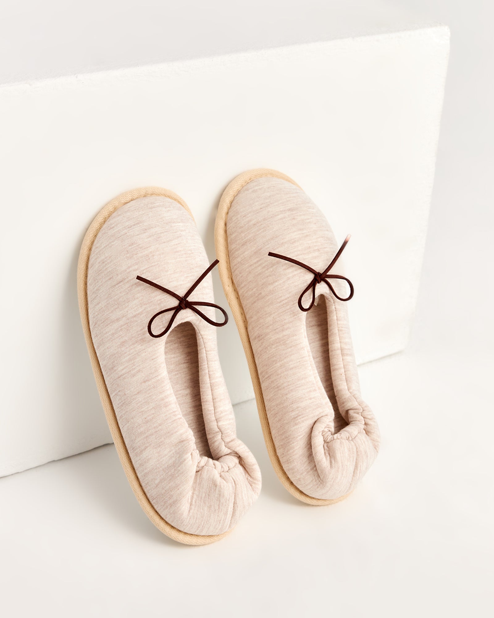 kadın ev içi ayakkabı,bayan ev içi ayakkabı,kadın ev ayakkabısı,kadın iç mekan ayakkabısı,kadın ev ayakkabı modelleri,rahat kadın ev içi ayakkabı,ortopedik ev içi ayakkabı kadın,yumuşak tabanlı kadın ev ayakkabısı,kapalı kadın ev içi ayakkabı,kadın ev ayakkabısı kışlık