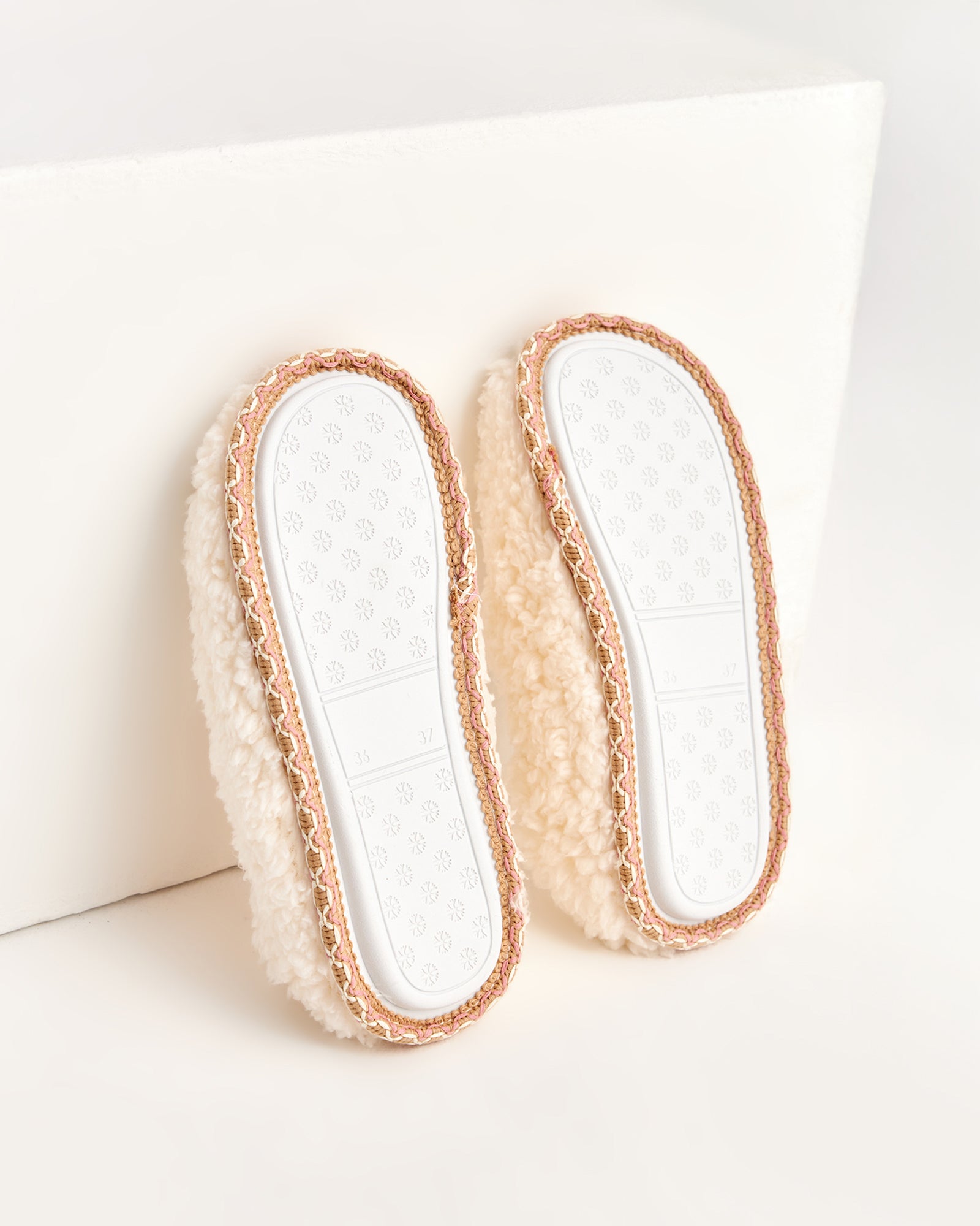 kadın ev içi ayakkabı,bayan ev içi ayakkabı,kadın ev ayakkabısı,kadın iç mekan ayakkabısı,kadın ev ayakkabı modelleri,rahat kadın ev içi ayakkabı,ortopedik ev içi ayakkabı kadın,yumuşak tabanlı kadın ev ayakkabısı,kapalı kadın ev içi ayakkabı,kadın ev ayakkabısı kışlık