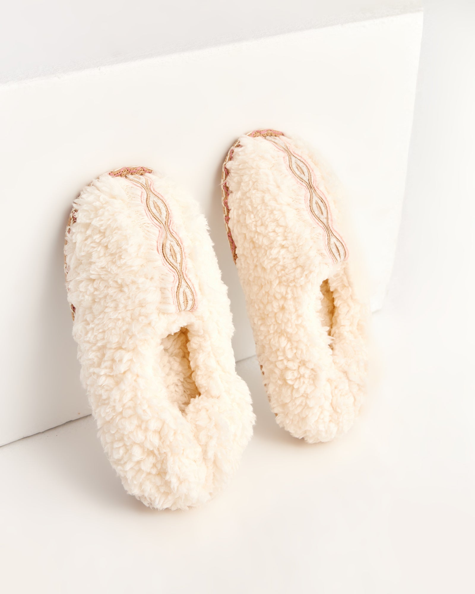 kadın ev içi ayakkabı,bayan ev içi ayakkabı,kadın ev ayakkabısı,kadın iç mekan ayakkabısı,kadın ev ayakkabı modelleri,rahat kadın ev içi ayakkabı,ortopedik ev içi ayakkabı kadın,yumuşak tabanlı kadın ev ayakkabısı,kapalı kadın ev içi ayakkabı,kadın ev ayakkabısı kışlık