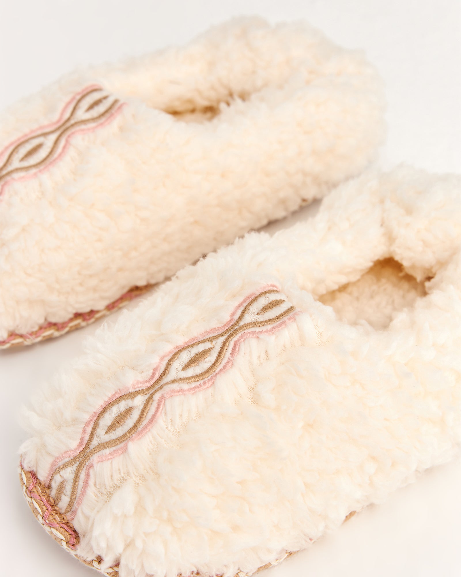 kadın ev içi ayakkabı,bayan ev içi ayakkabı,kadın ev ayakkabısı,kadın iç mekan ayakkabısı,kadın ev ayakkabı modelleri,rahat kadın ev içi ayakkabı,ortopedik ev içi ayakkabı kadın,yumuşak tabanlı kadın ev ayakkabısı,kapalı kadın ev içi ayakkabı,kadın ev ayakkabısı kışlık